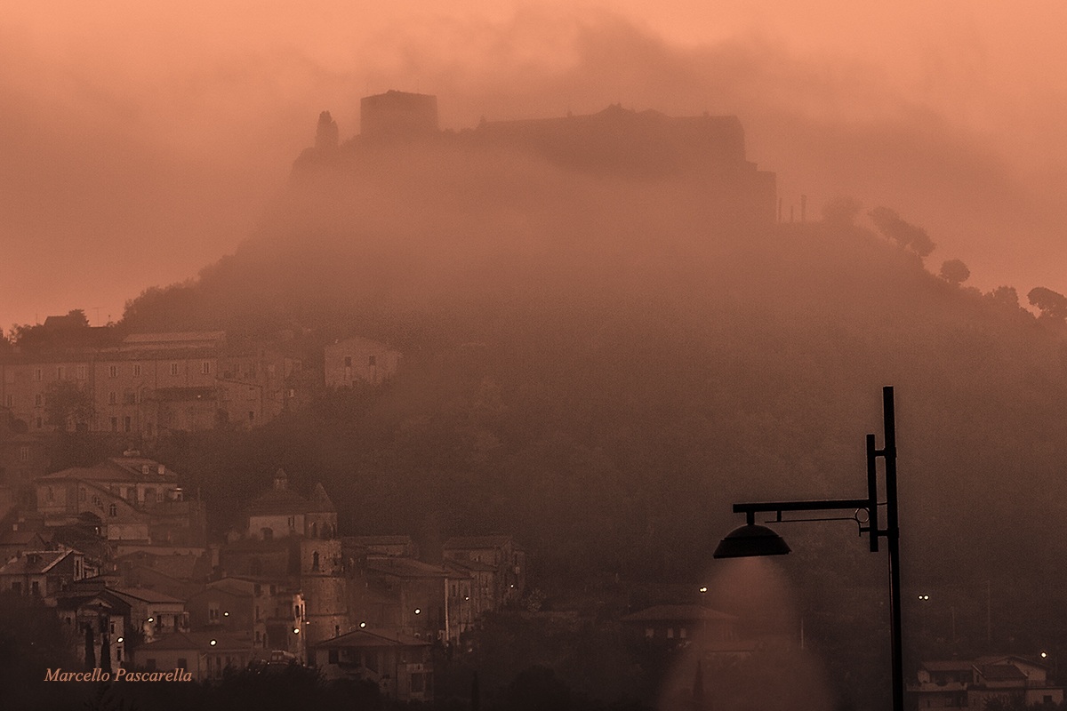 Nebbia in cima alla rocca