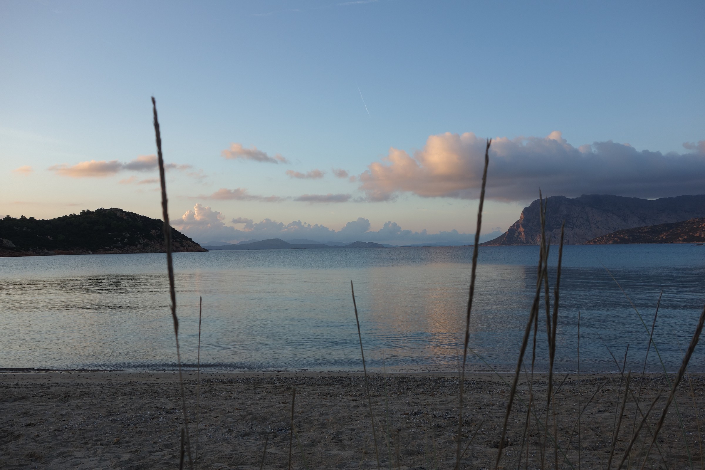 Sardegna, tramonto dalla spiaggia di Capo Coda Cavallo