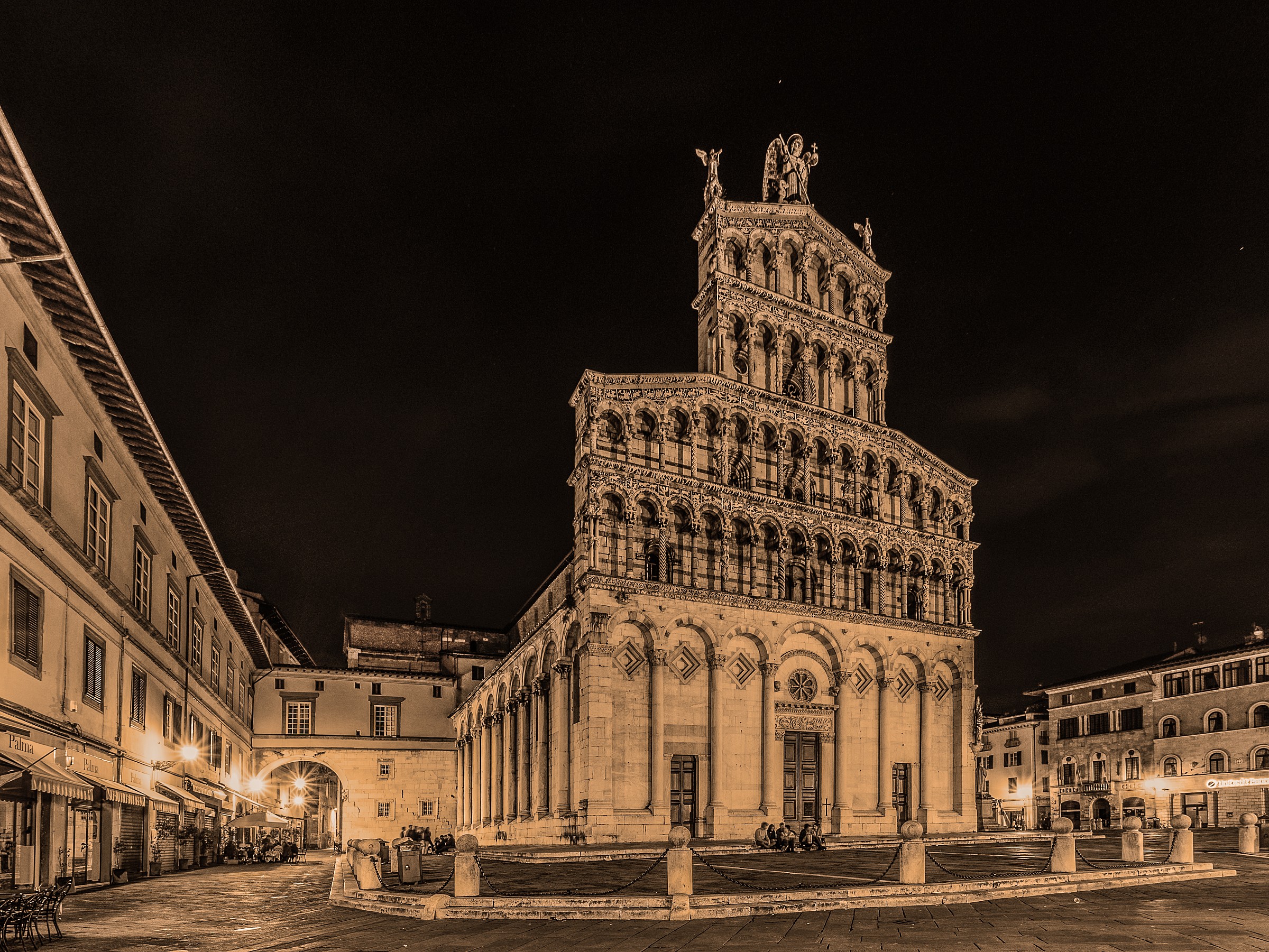 Chiesa di San Michele in Foro, Piazza San Michele-Lucca
