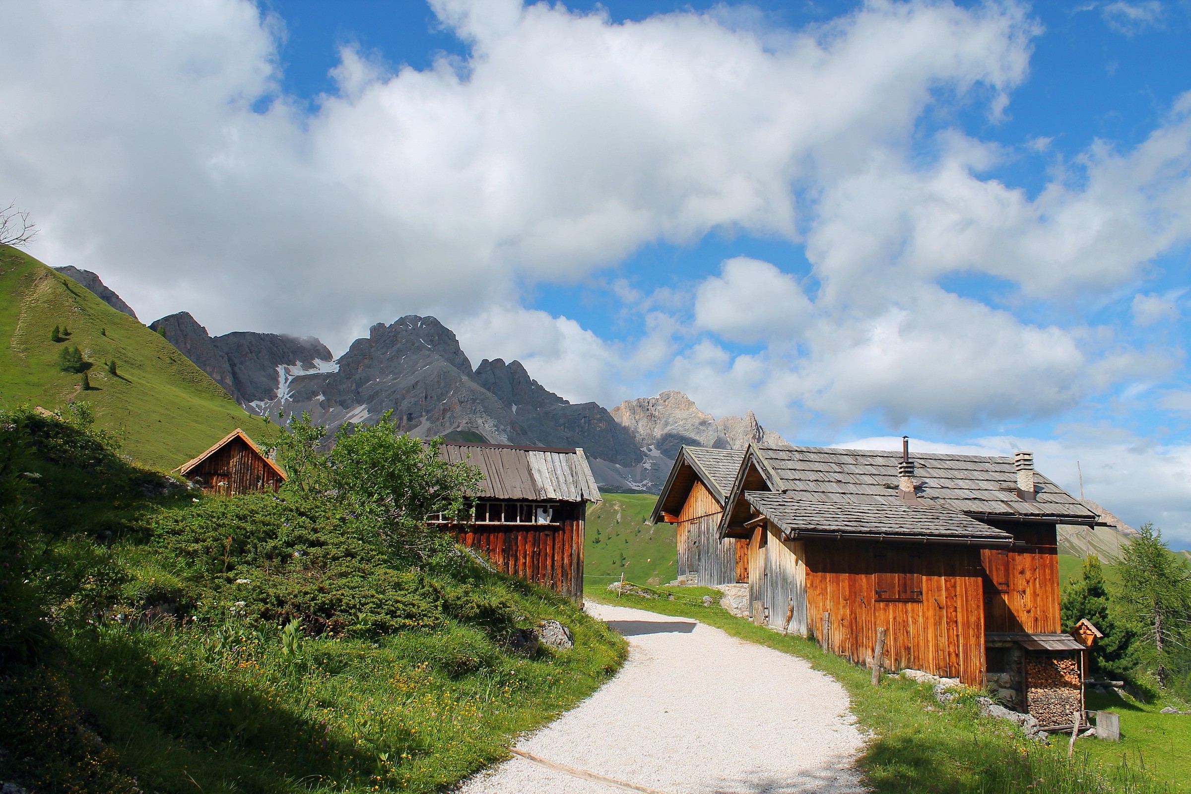 sentiero per rifugio fuciade dolomiti