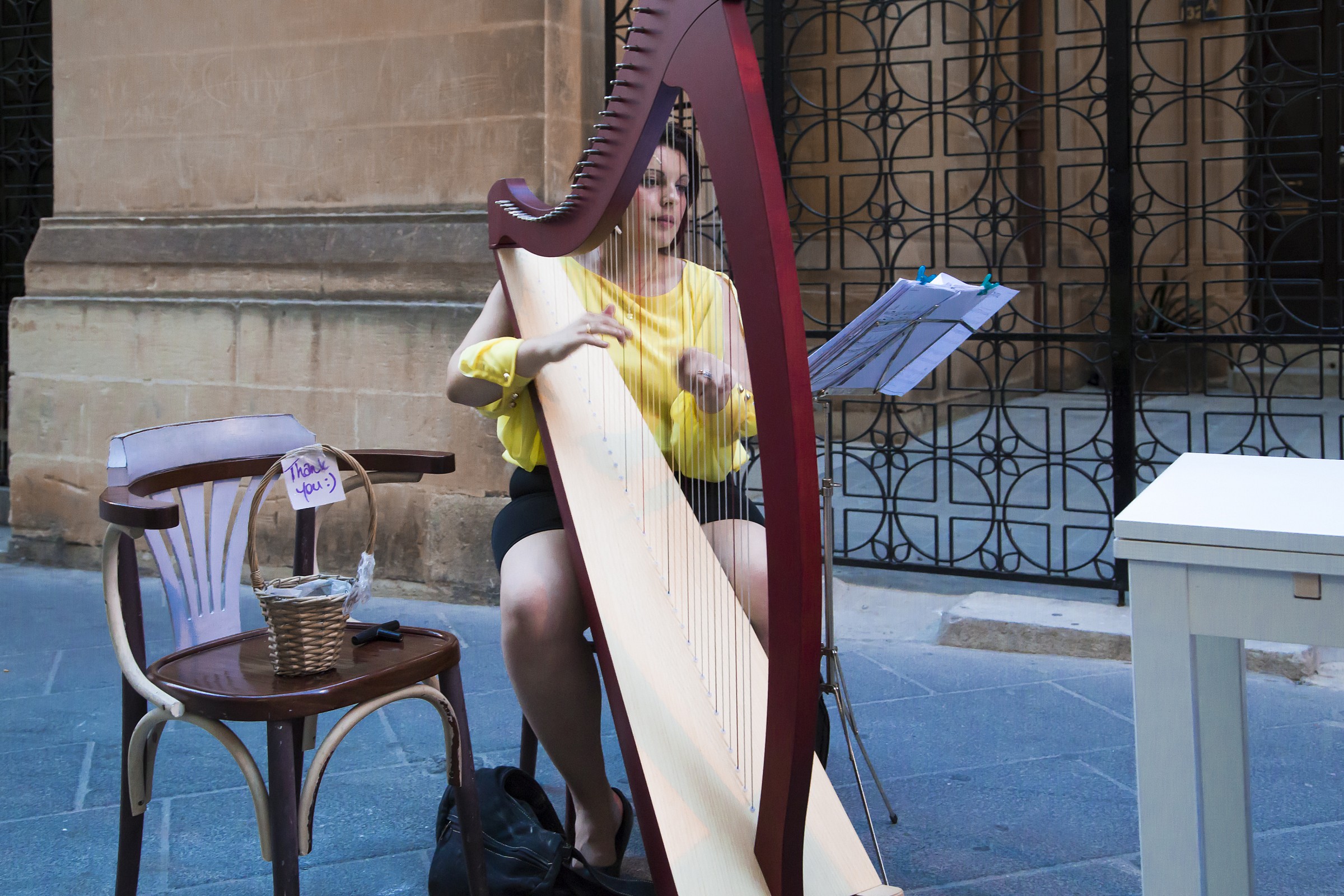 La suonatrice d'arpa, con richiesta di obolo