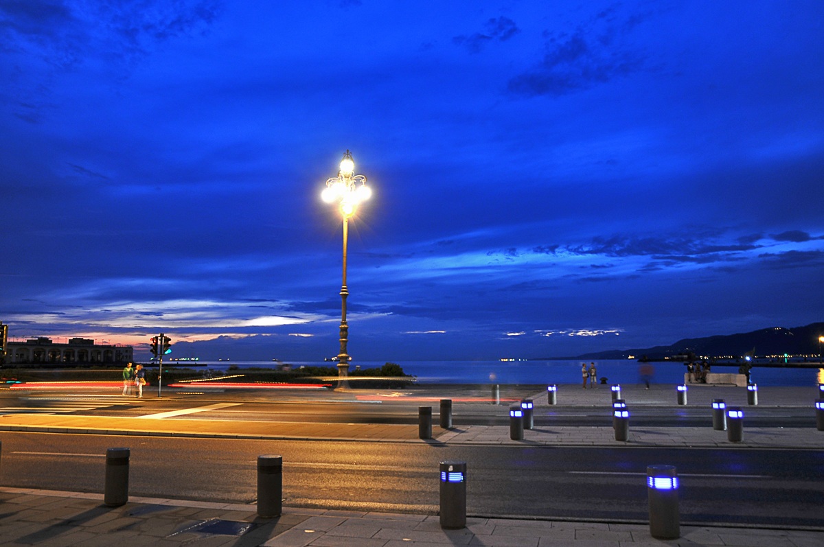 ora blu sul molo di trieste