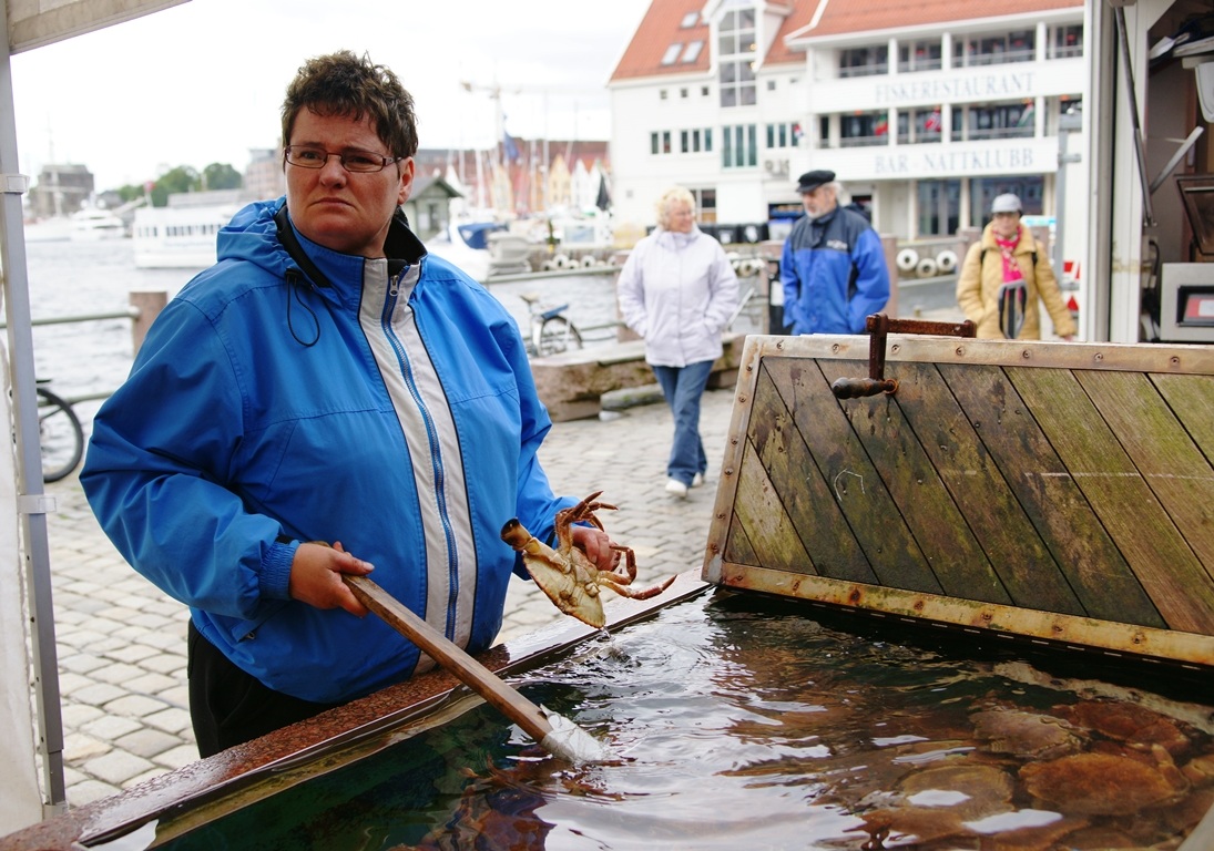 venditrice di granchi a Bergen, Norvegia