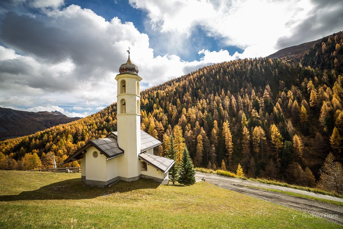 Chiesetta autunnale