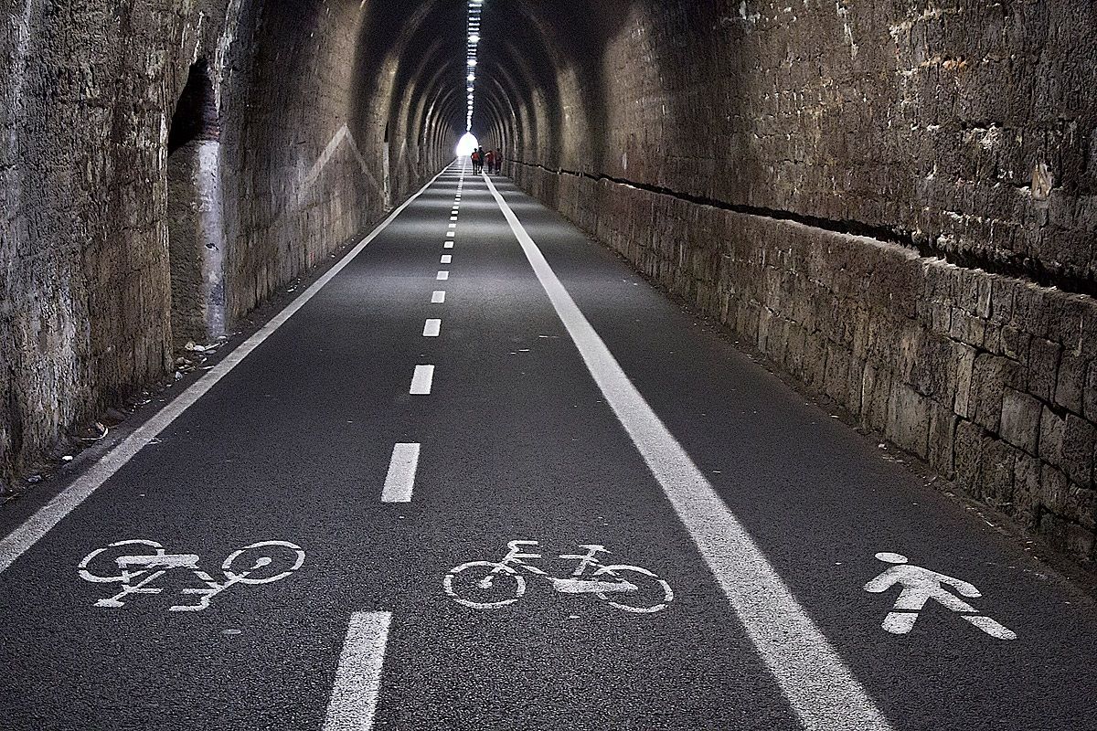 una luce in fondo al tunnel, speriamo non sia un treno