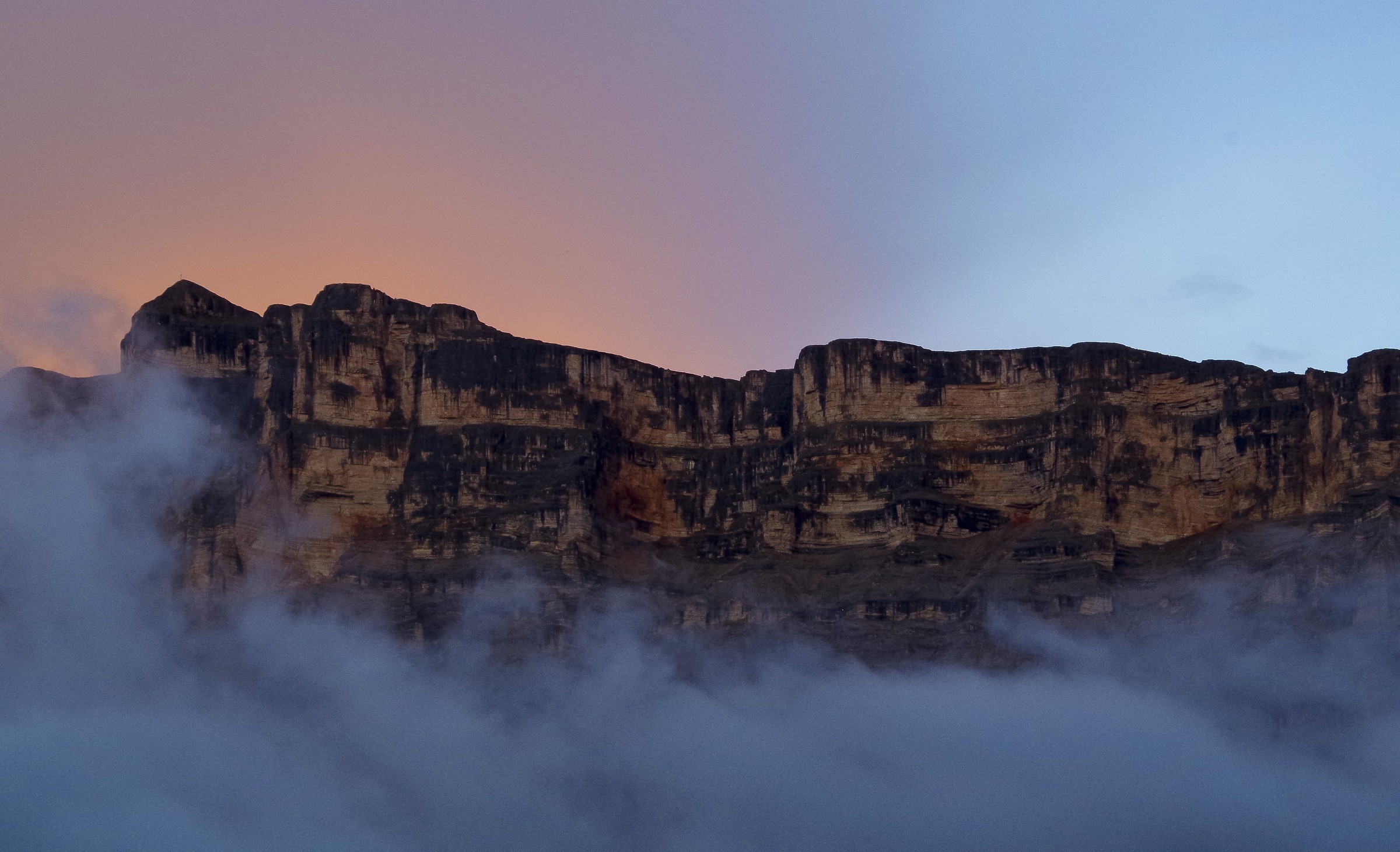 Tramonto dietro la montagna