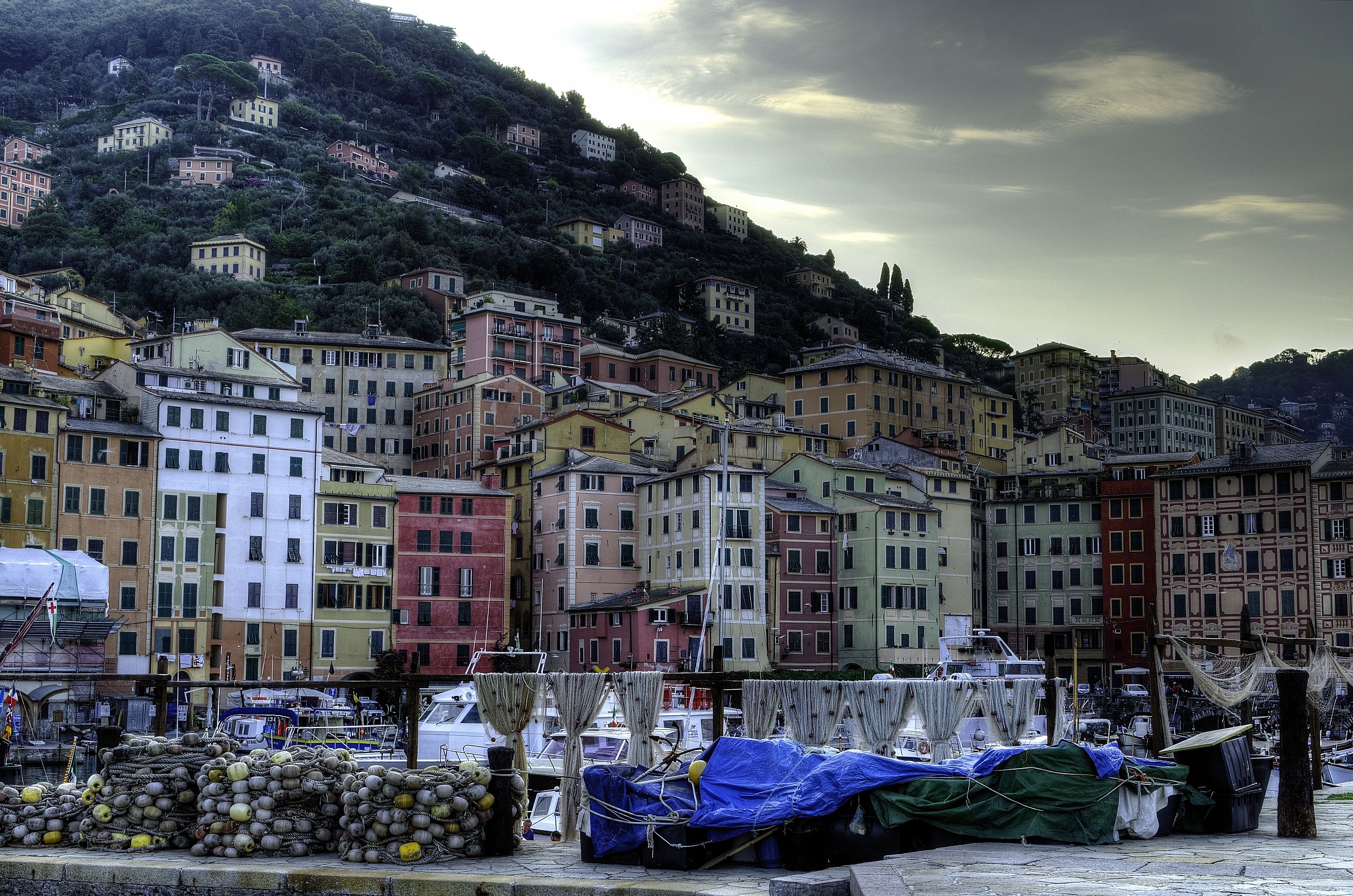 colori e reti all'alba, Camogli