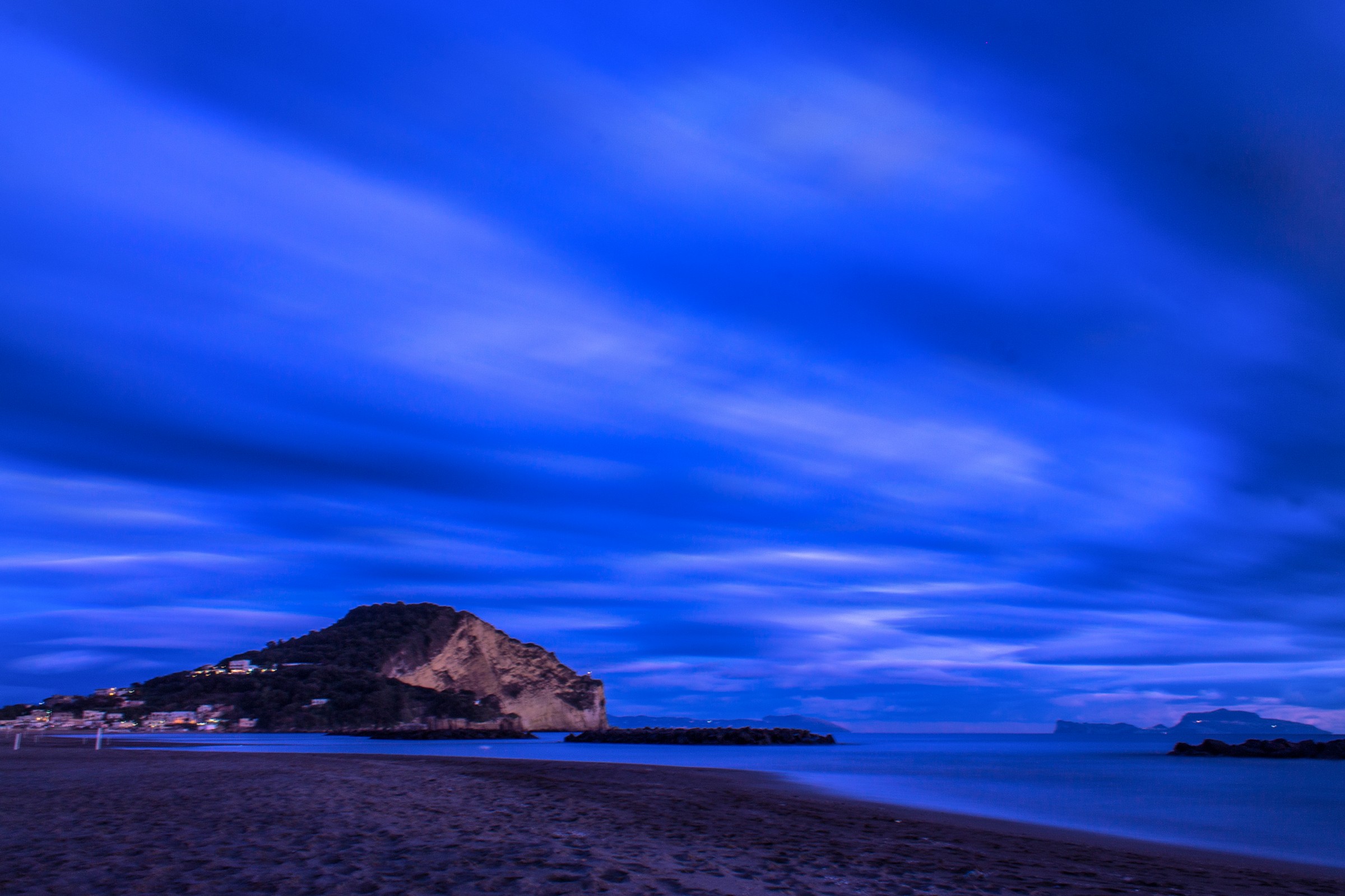 Capo Miseno raggiunta dalle nuvole