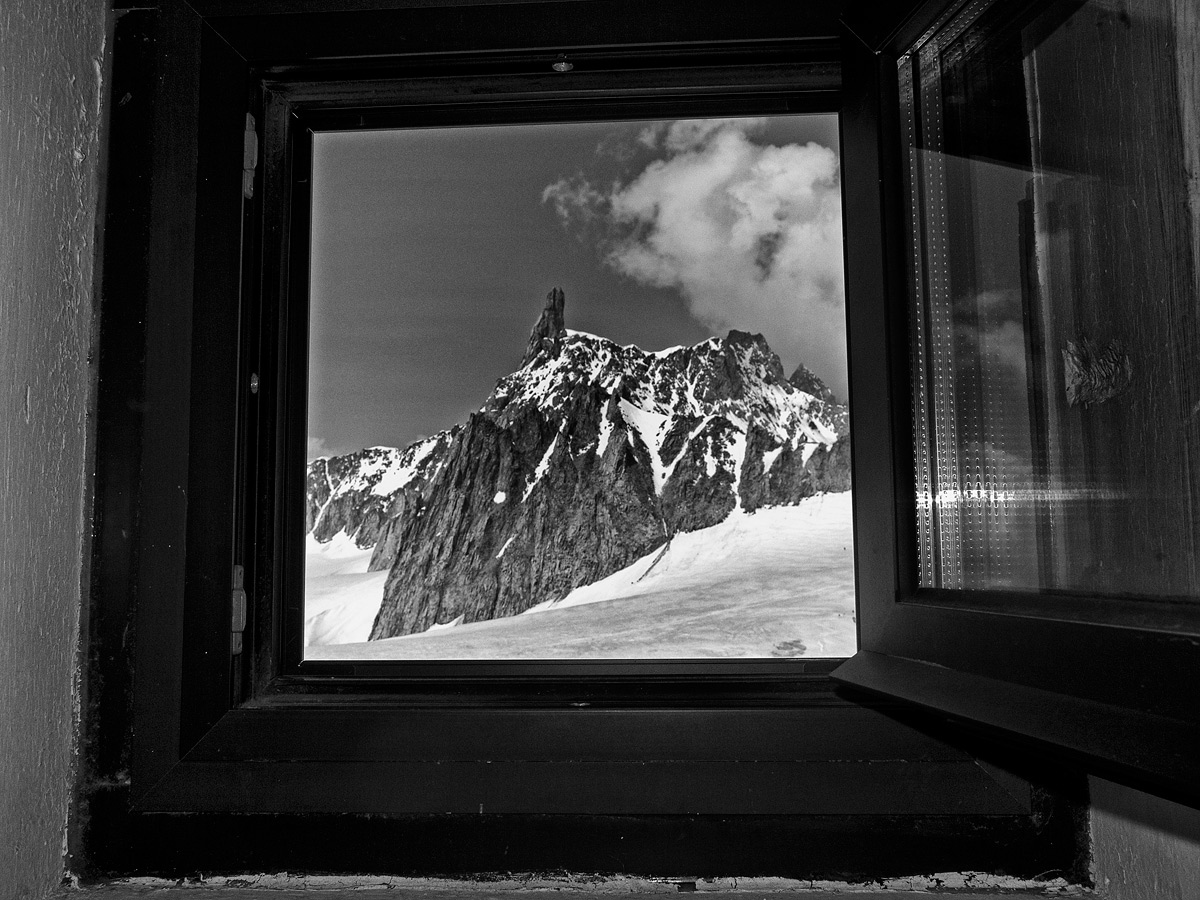 The tooth at the window ...