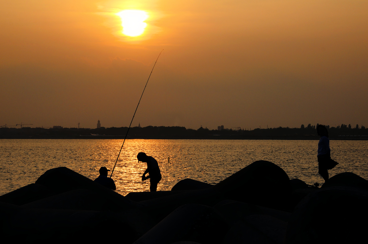 Pescare sul far del tramonto