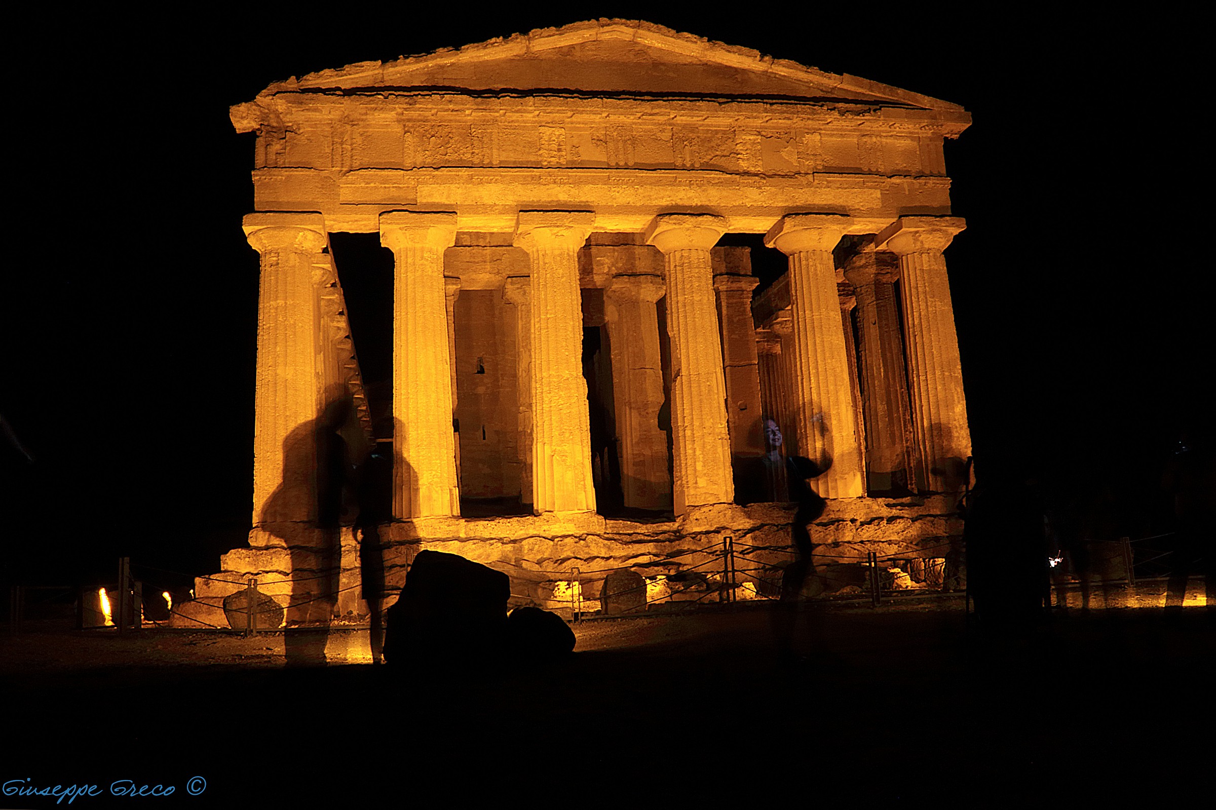 Between the temples and the other a Selfie