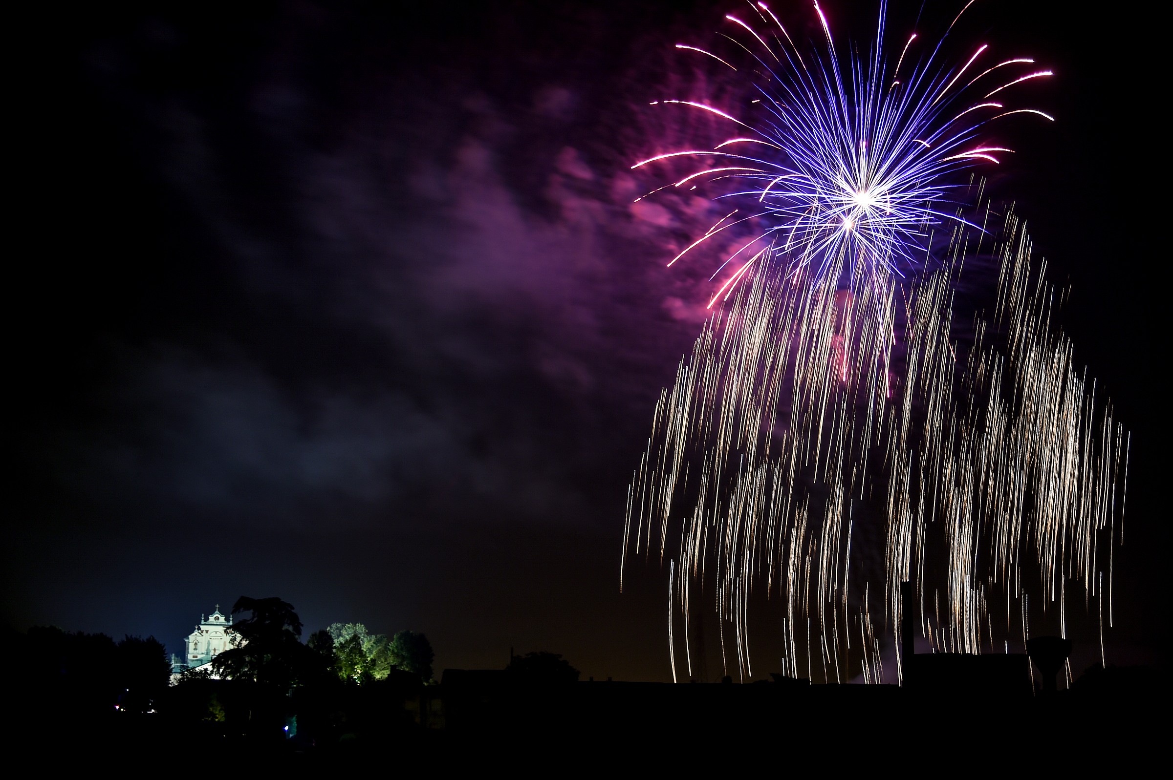 Fuochi sul santuario