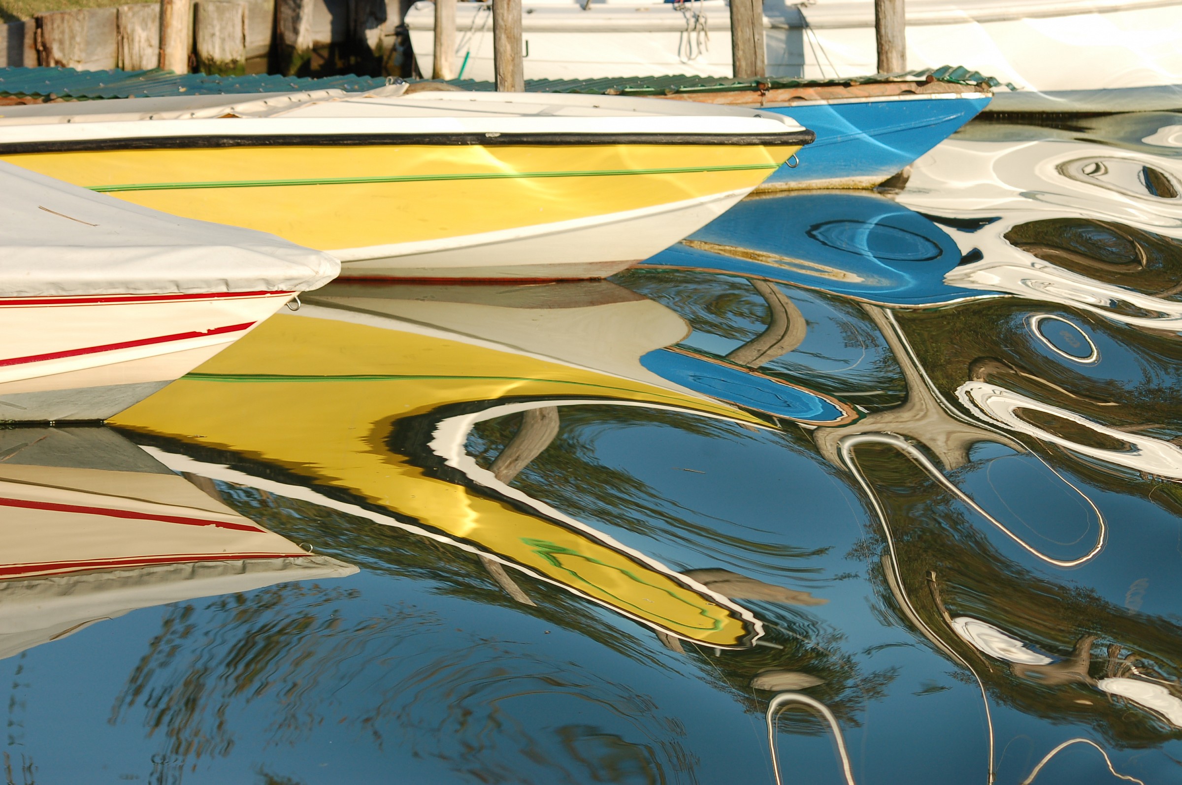 Flashes yellow and blue