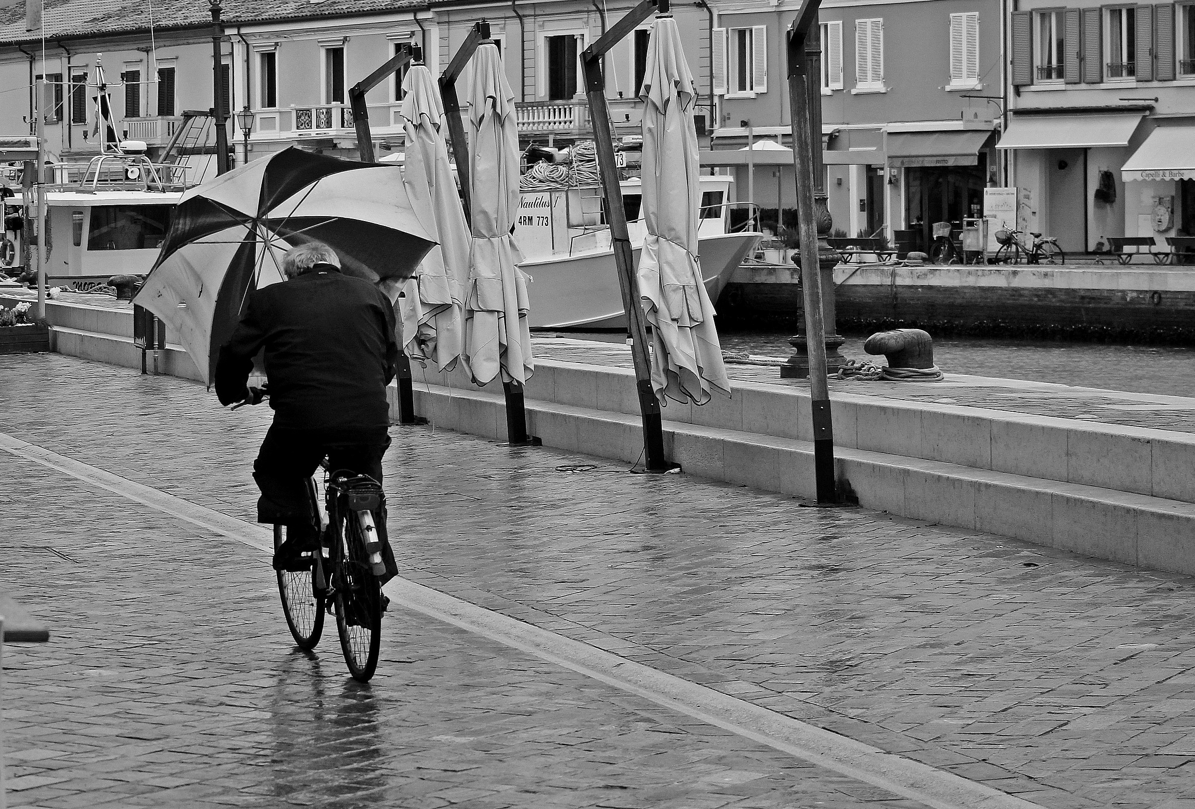 Pedalare con l' ombrello senza vedere dove andare