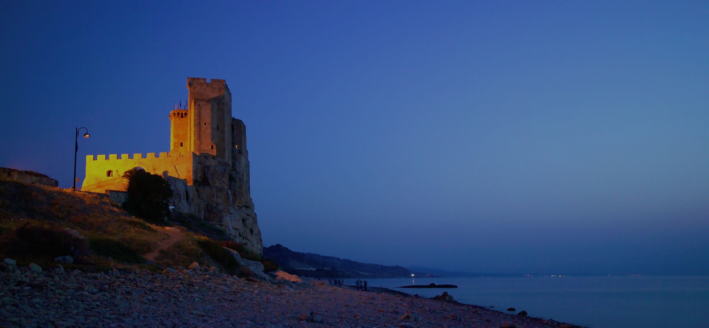 Roseto Capo Spulico: castello all'alba