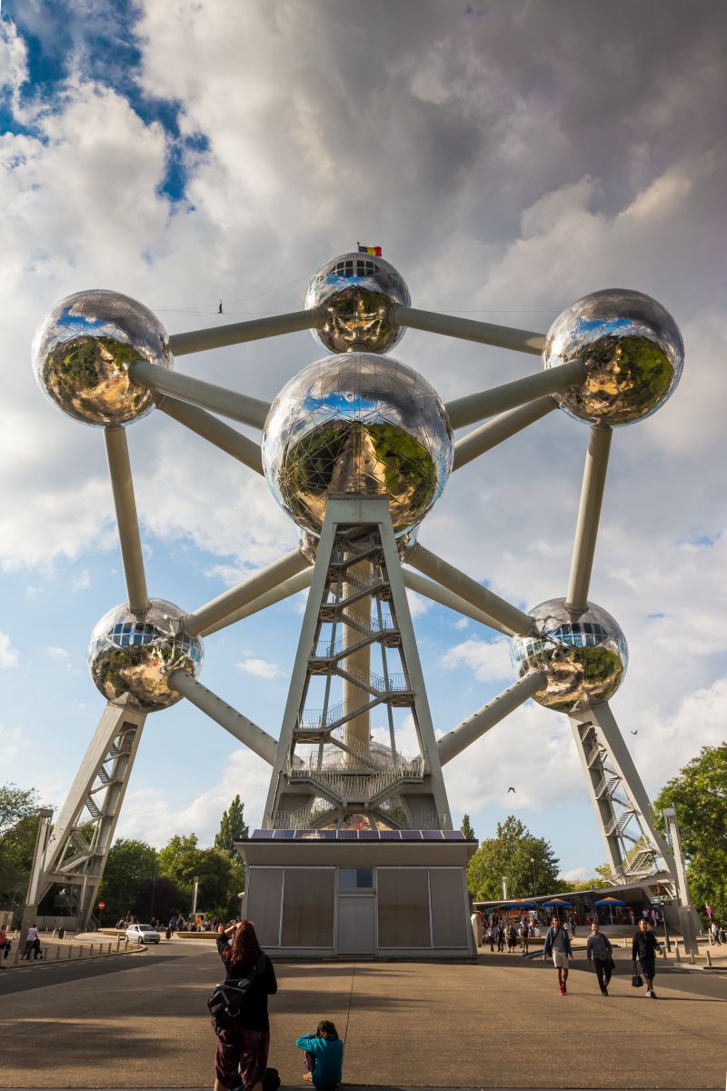 Watching a tightrope walker on the Atomium