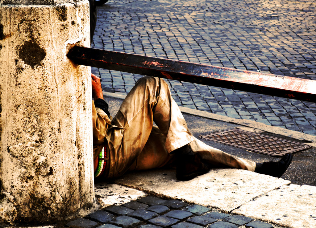 Senza volto nella città indifferente