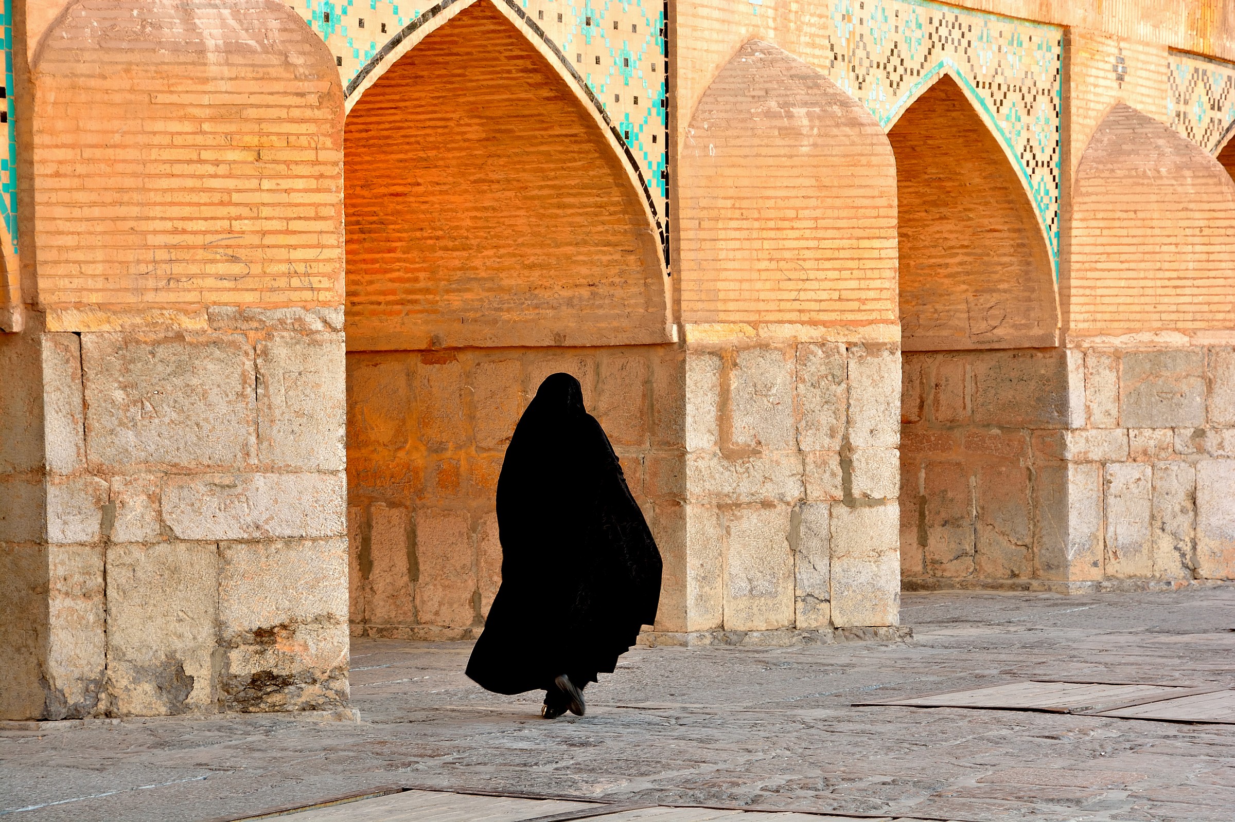 figura sul ponte khaju a isfahan - iran