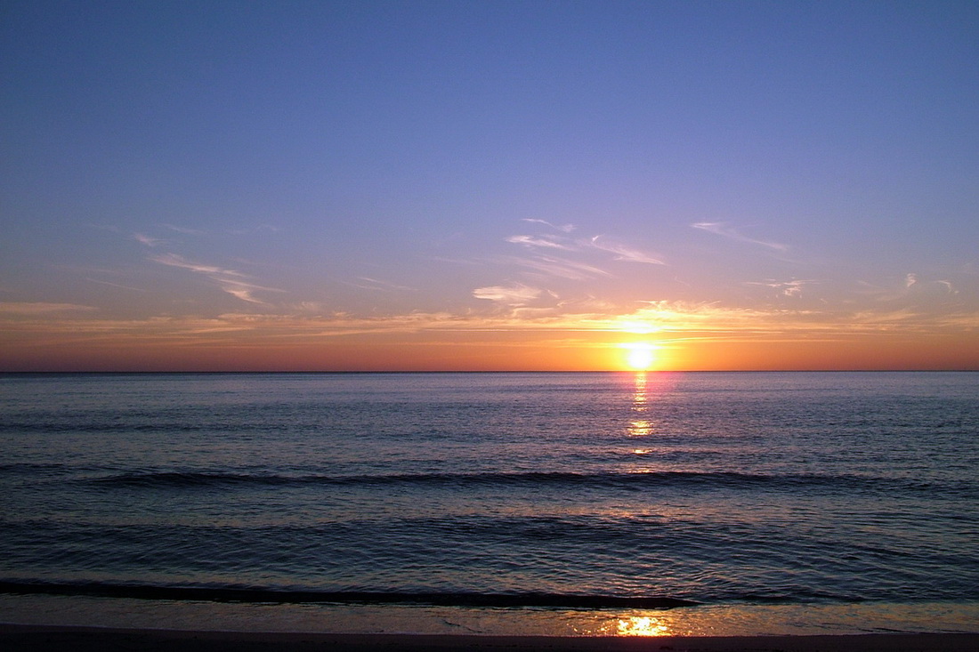 Alba sulla spiaggia 1 - La Caletta, Sardegna 2007.