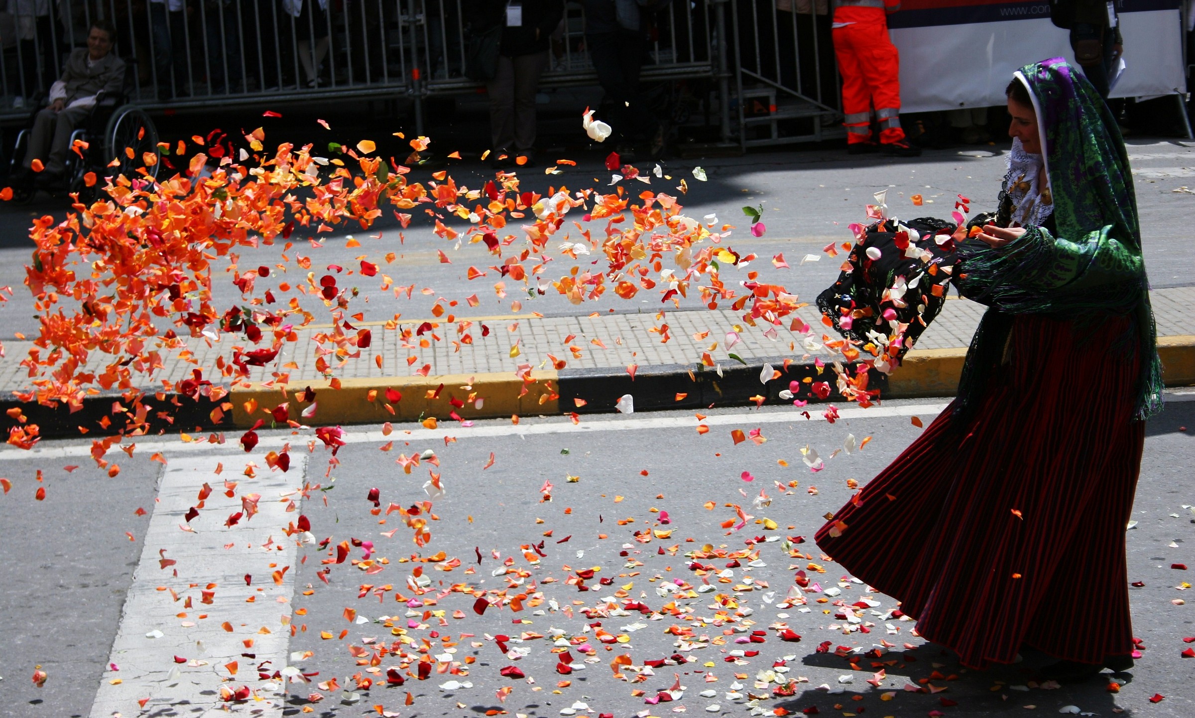 Sa ramadura, lancio di fiori per il passaggio del santo