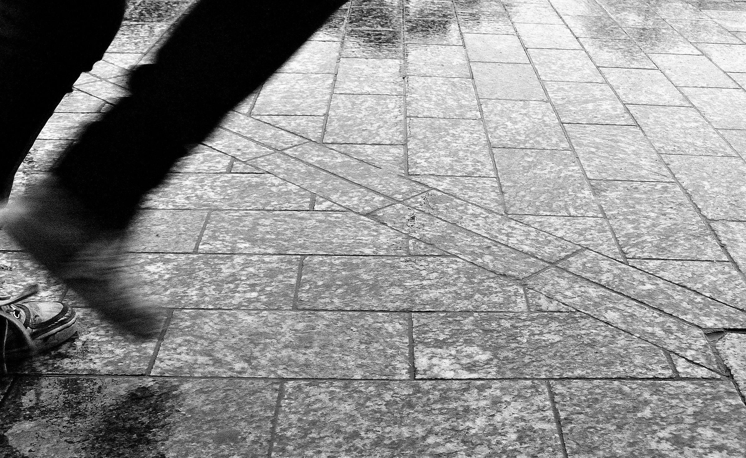 Piedi sul marciapiede bagnato V