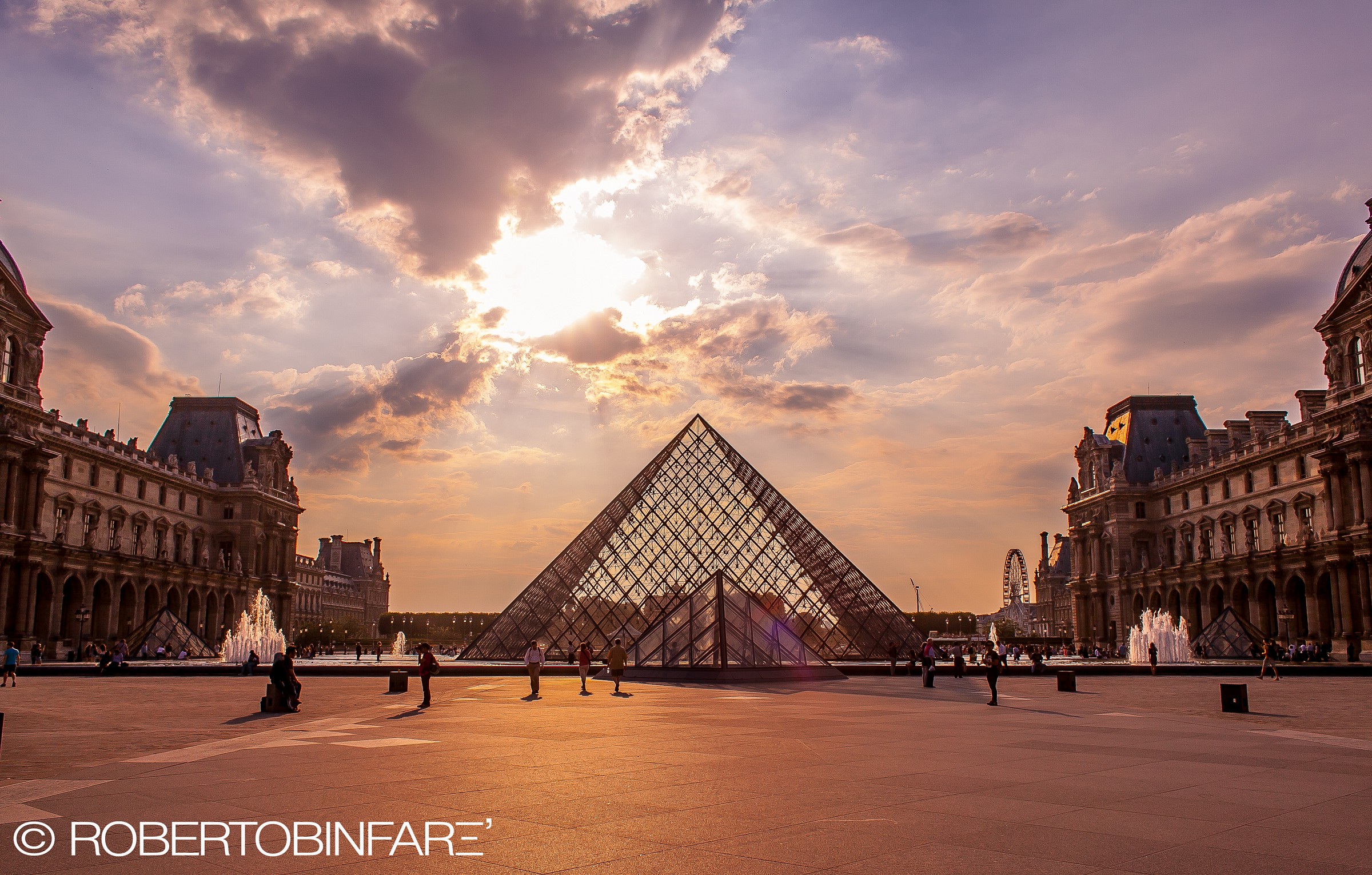 Le Piramidi del Louvre