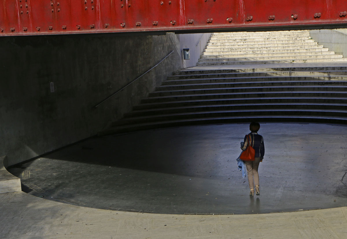 Trait D'Union Between Subject And Frame