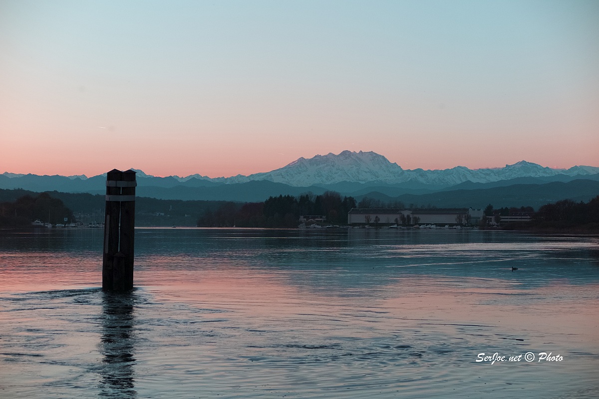 monti tramontano sul lago