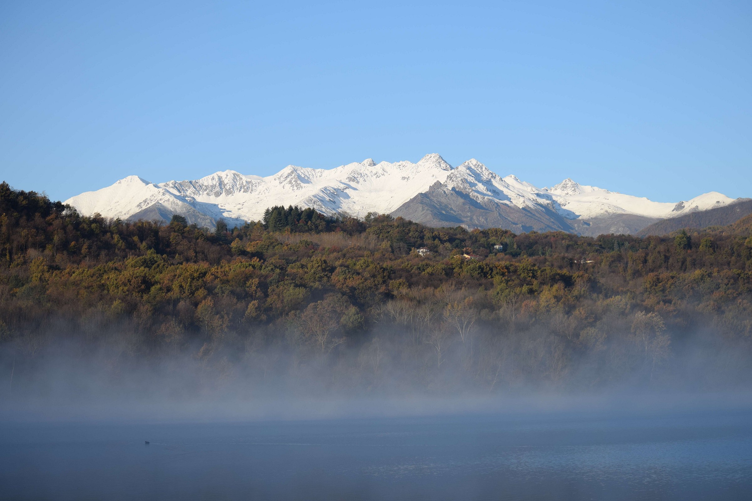 Prima neve con nebbiolina sul lago