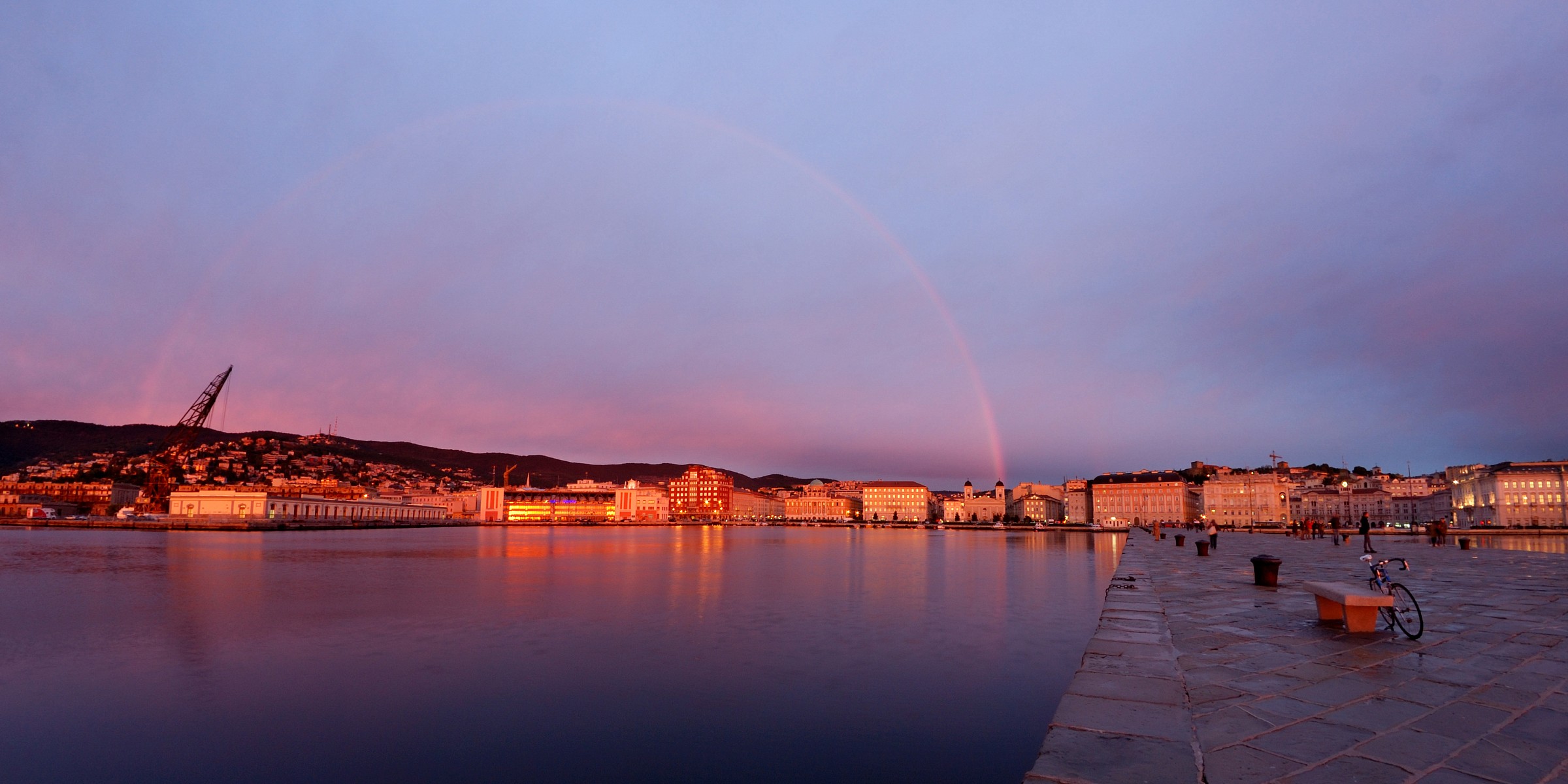 tramonto con arcobaleno su Trieste