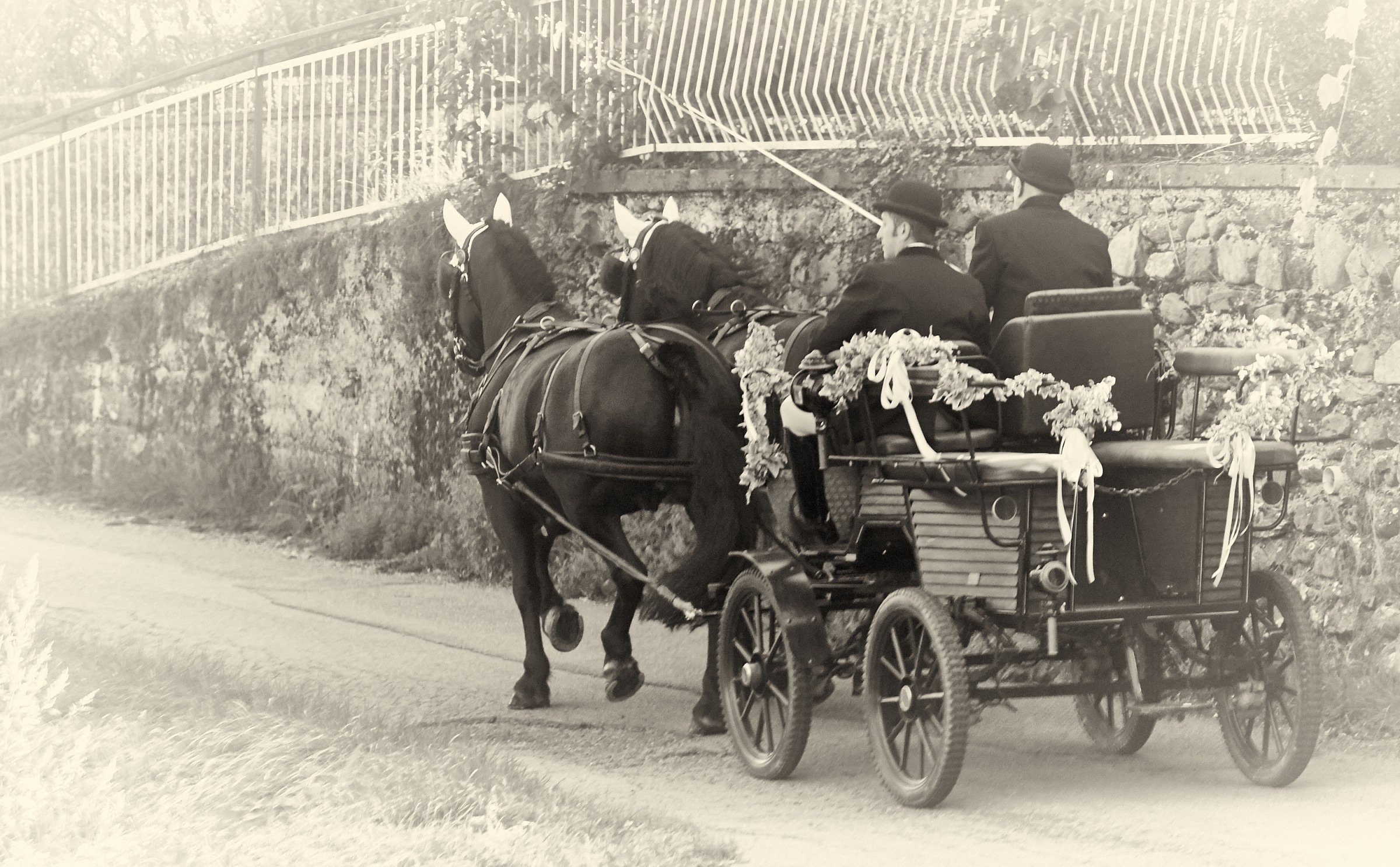bride and groom arrive .....