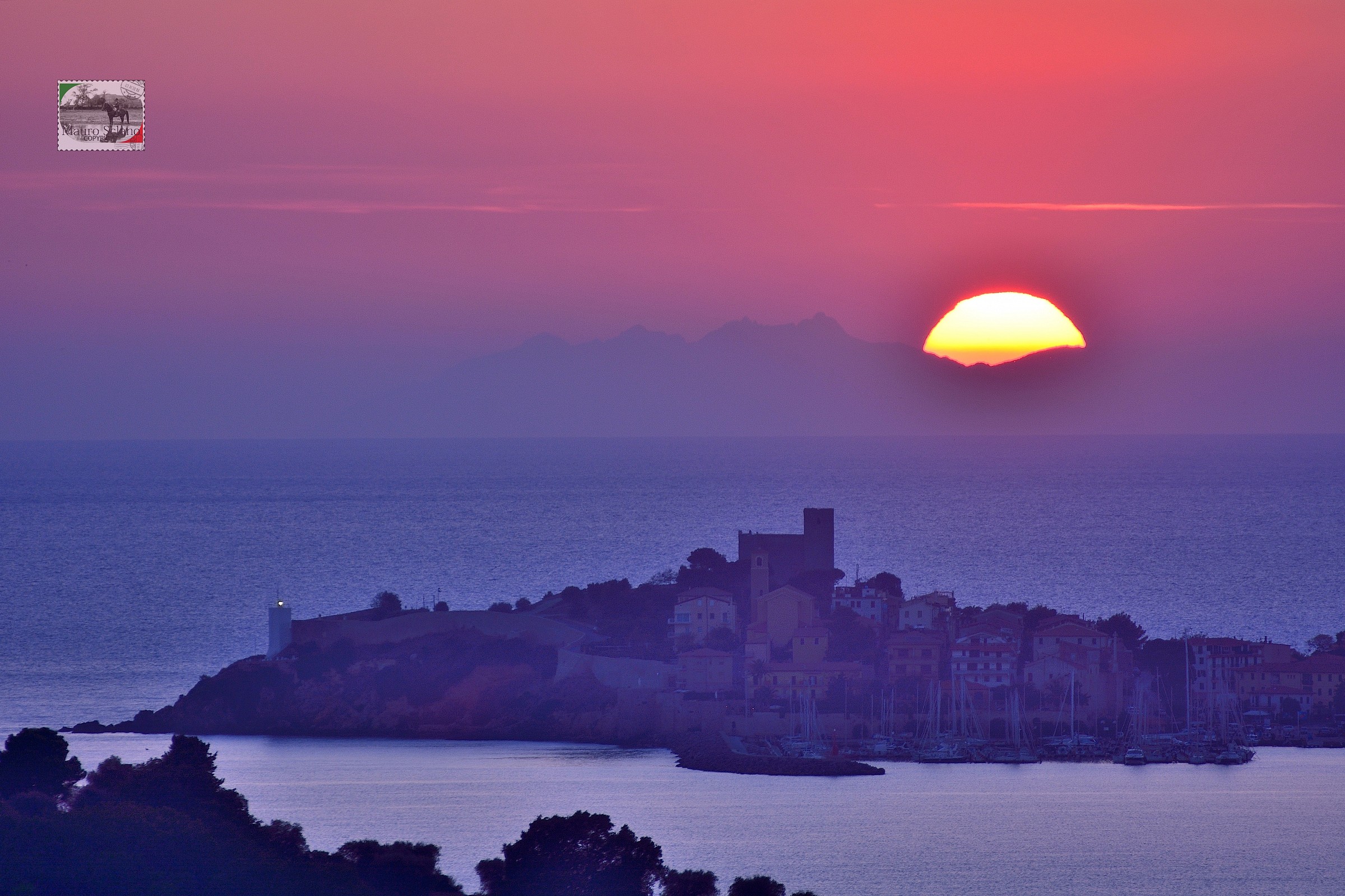 Talamone con tramonto su Montecristo