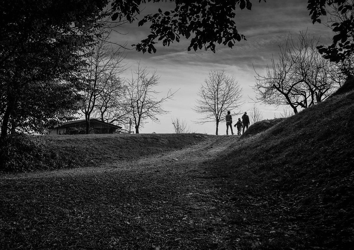 Famiglia a passeggio tra i boschi