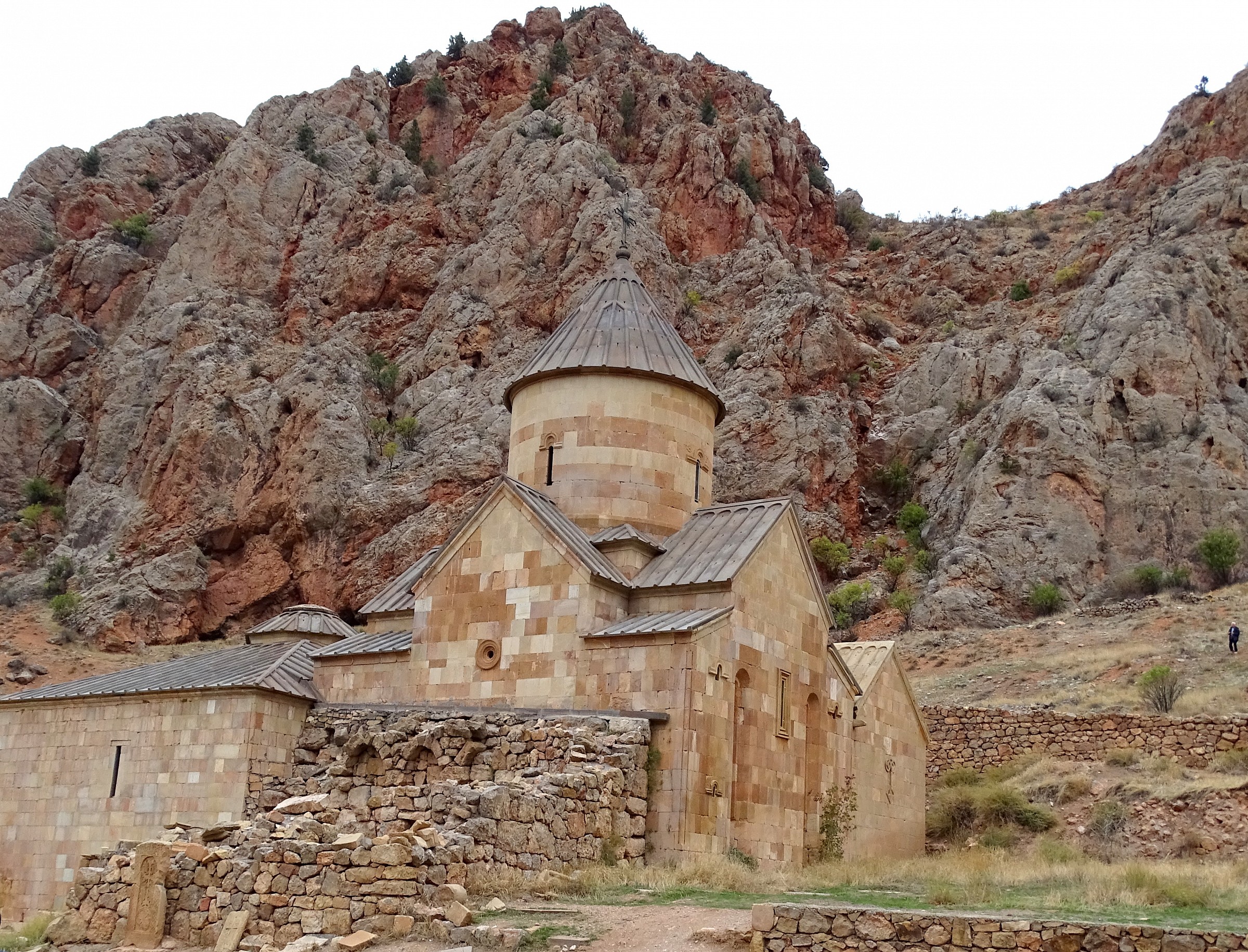 Armenia monastero nelle montagne rosse