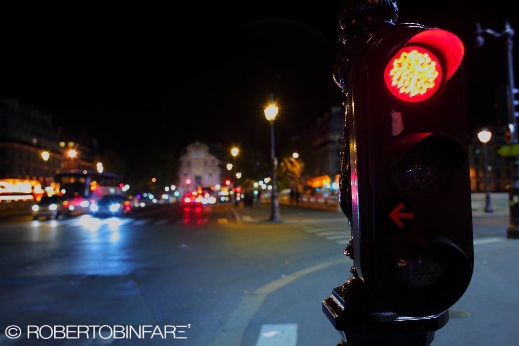 Semaforo in notturna