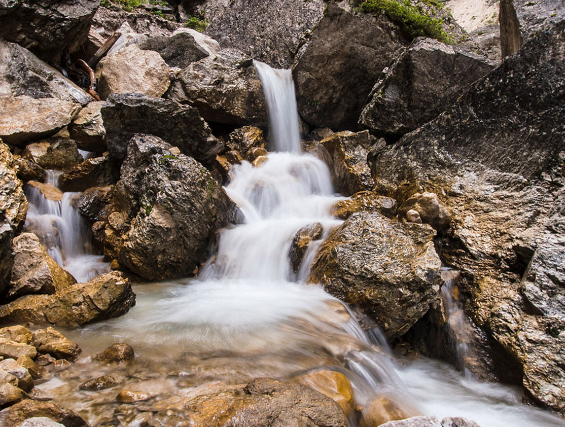 Flows between the rocks