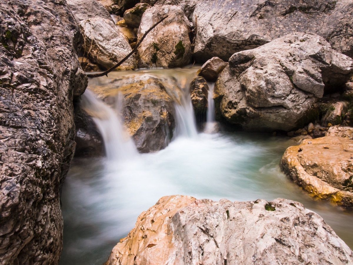 Flows between the rocks 2