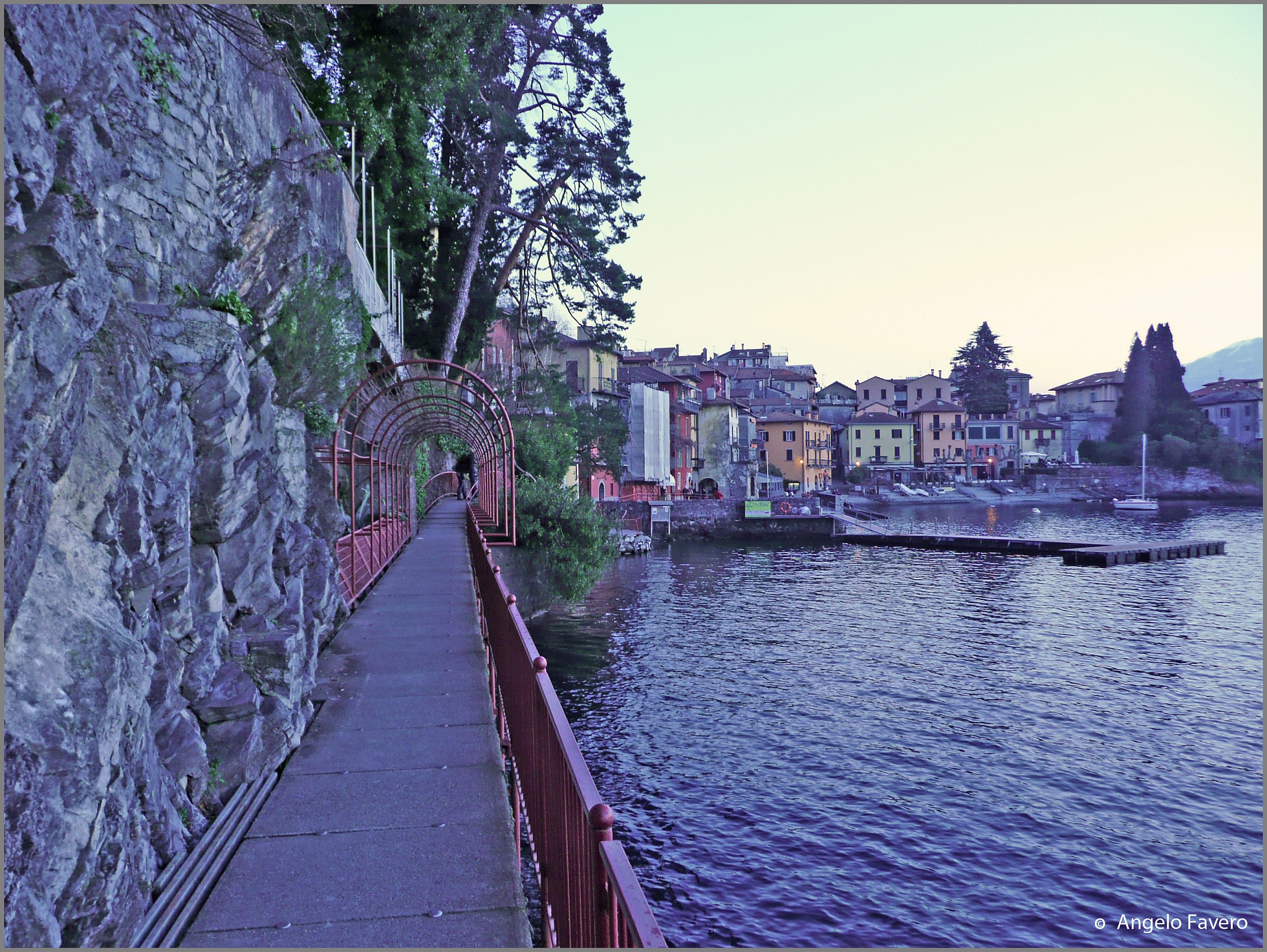 ora blu a Varenna