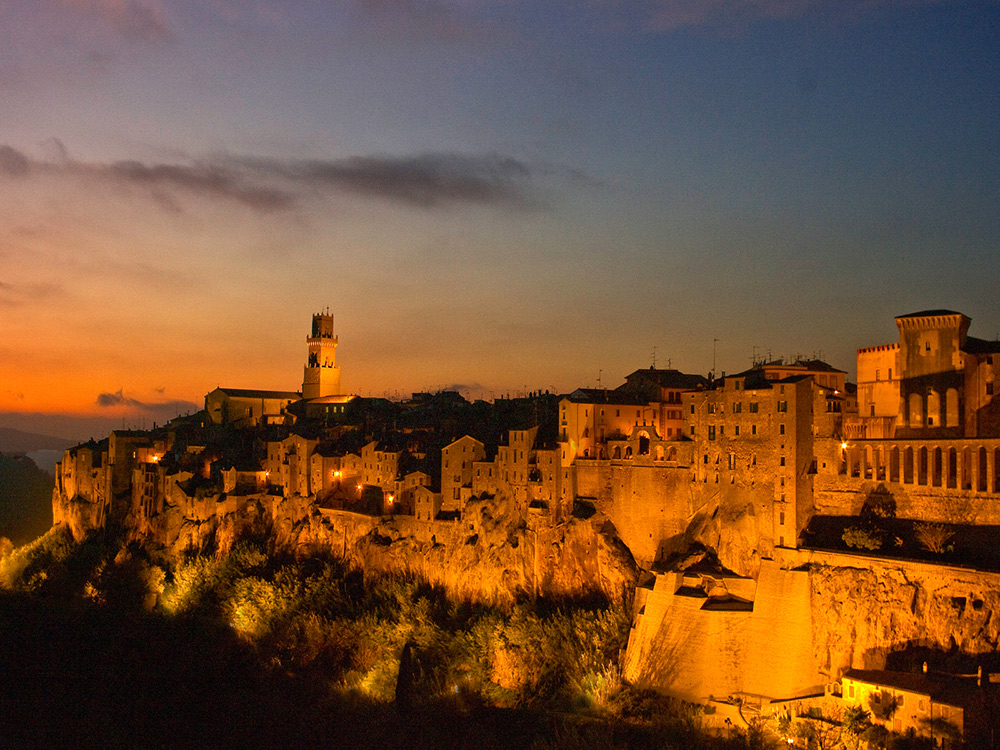 Pitigliano  (gr) notturna