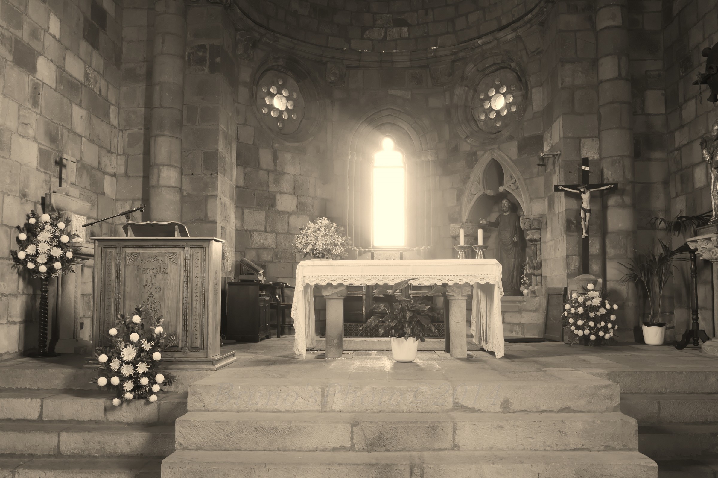 Basilica of St. Peter the Apostle in Zuri - altar