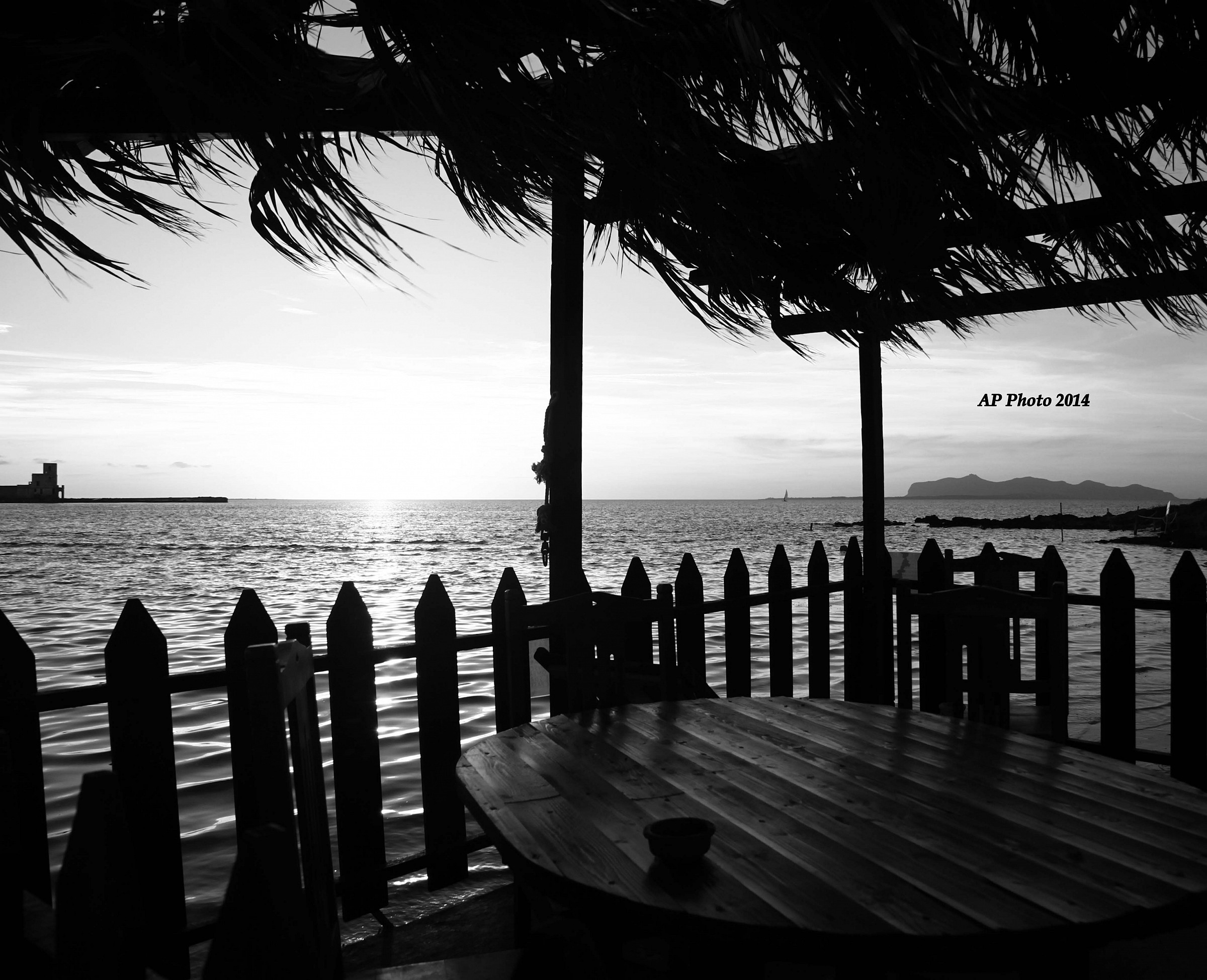 Il tramonto visto da un piccolo capanno in spiaggia