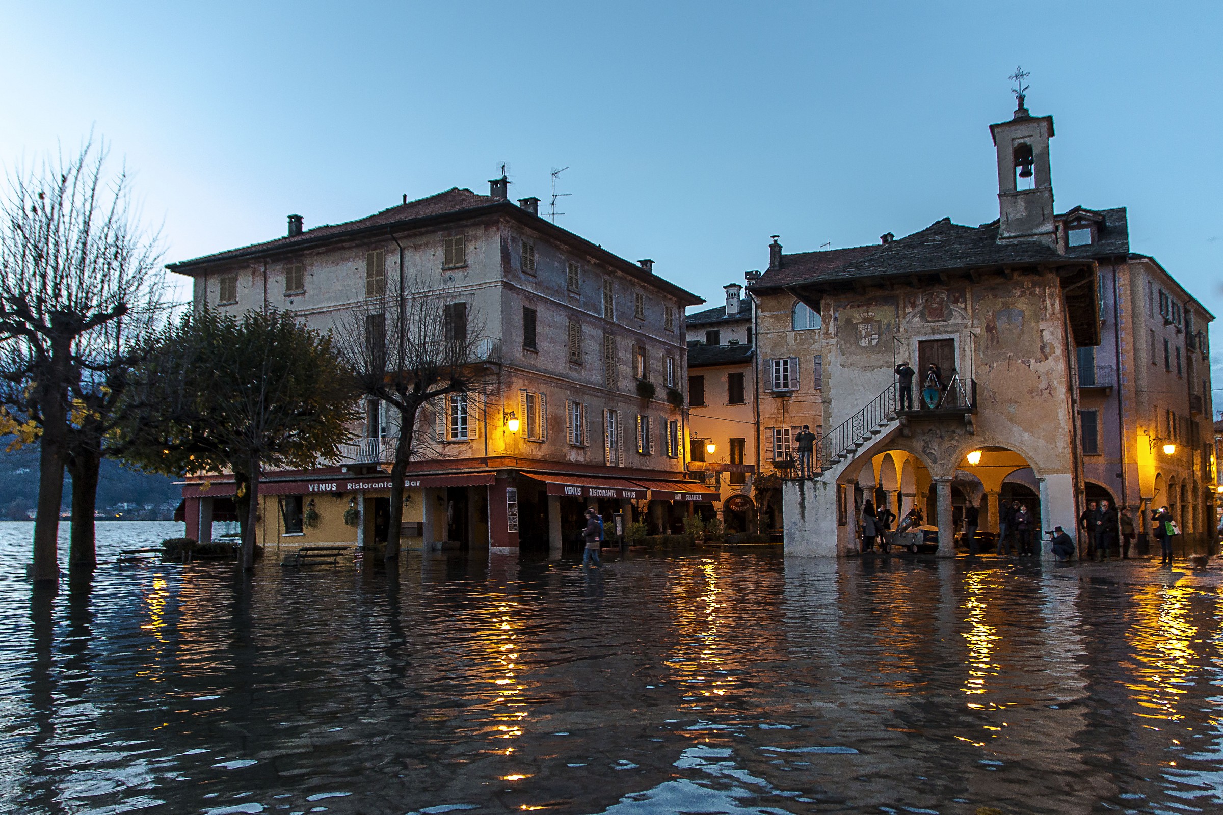 Orta S. Giulio esondazione del lago d'Orta in piazza