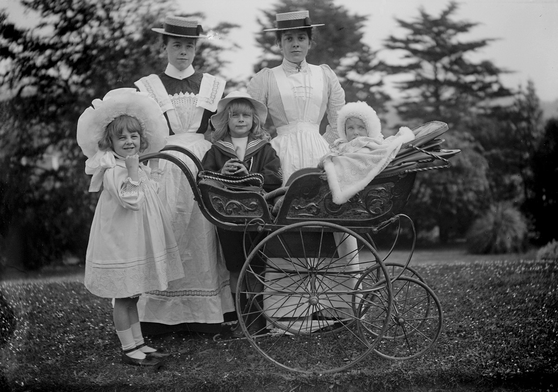 I bambini con le loro bambinaie