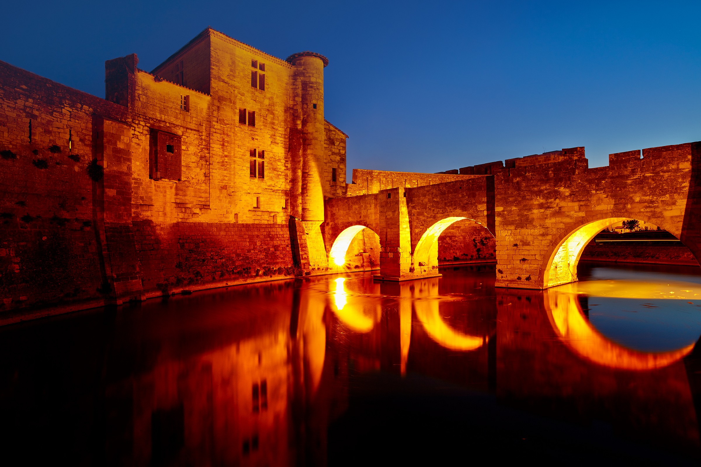 Aigues Mortes le sue mura in notturna,Camargue