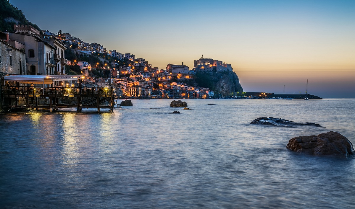 Scilla al tramonto