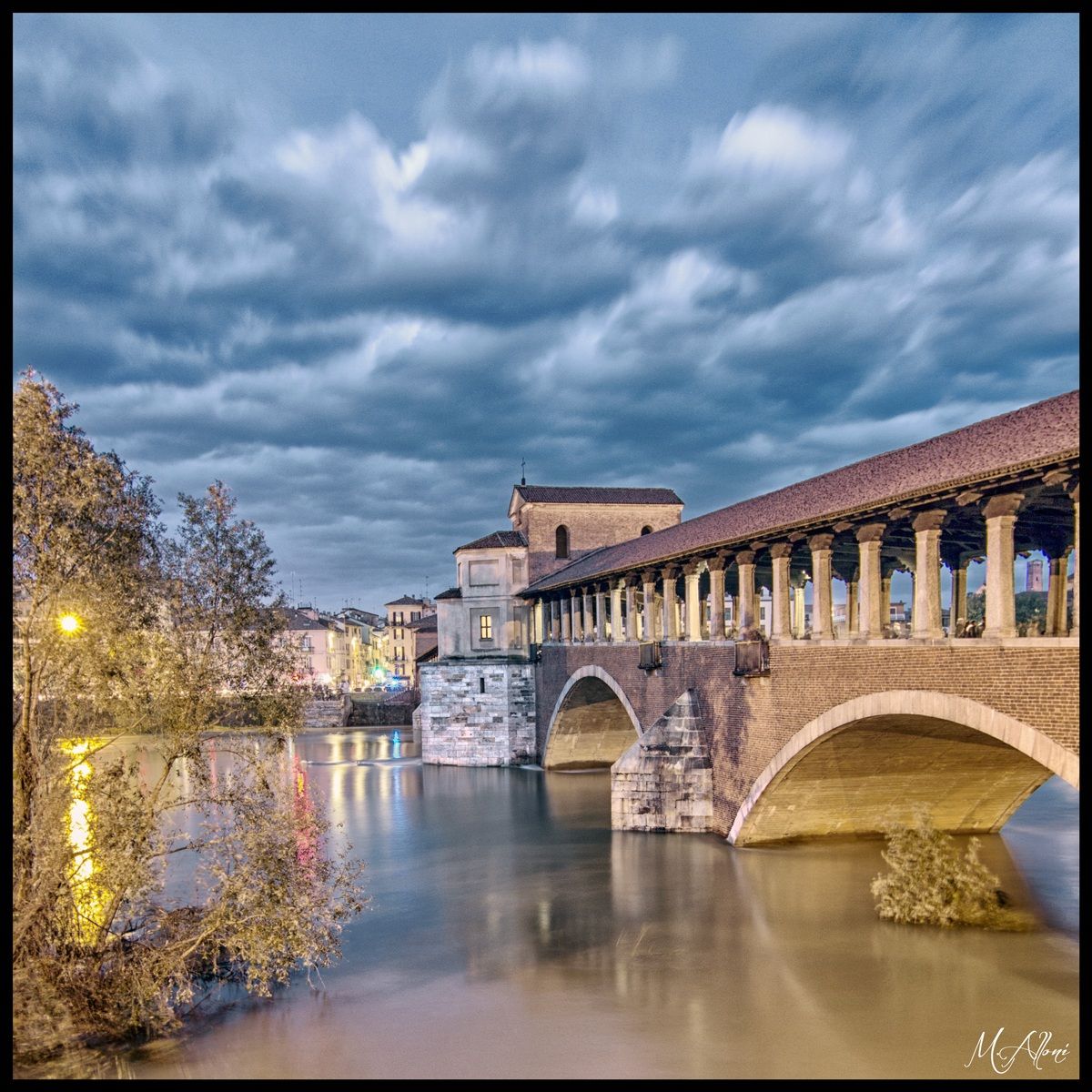 il Ticino in piena con vista sul ponte coperto
