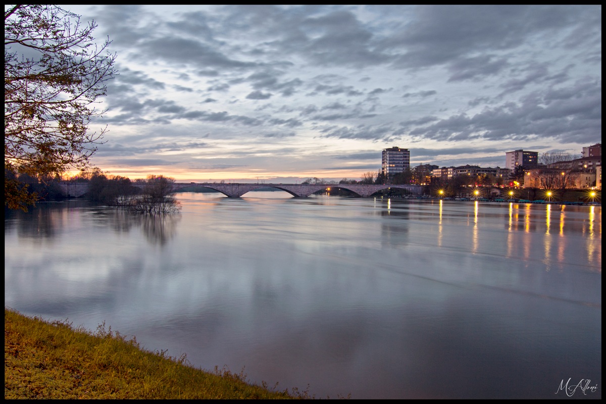 il Ticino in piena con vista sul ponte dell'Impero