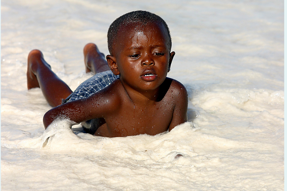 Zanzibar-bathroom-shore between water and sand ...