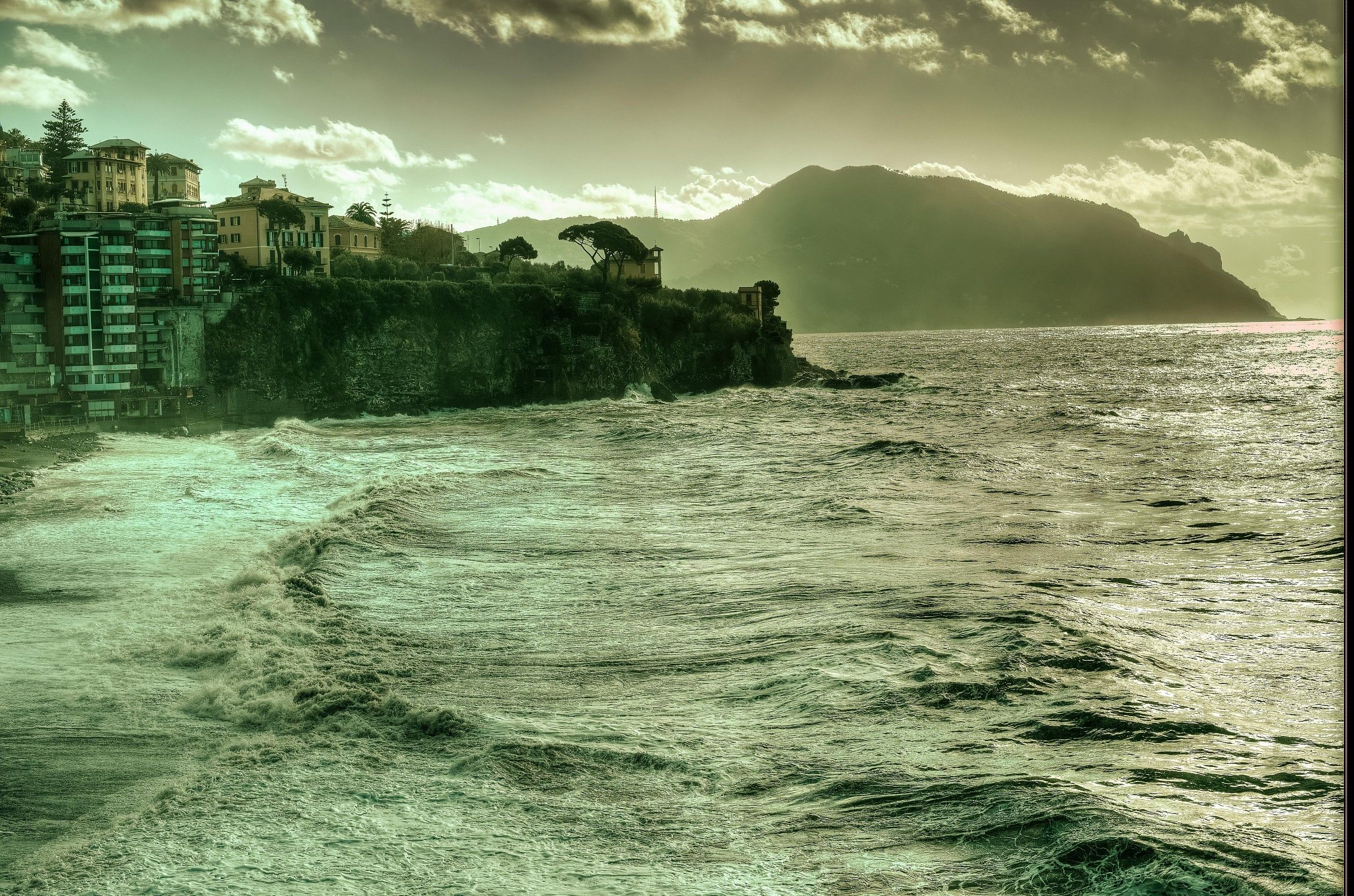 Sori flagellata dalle onde