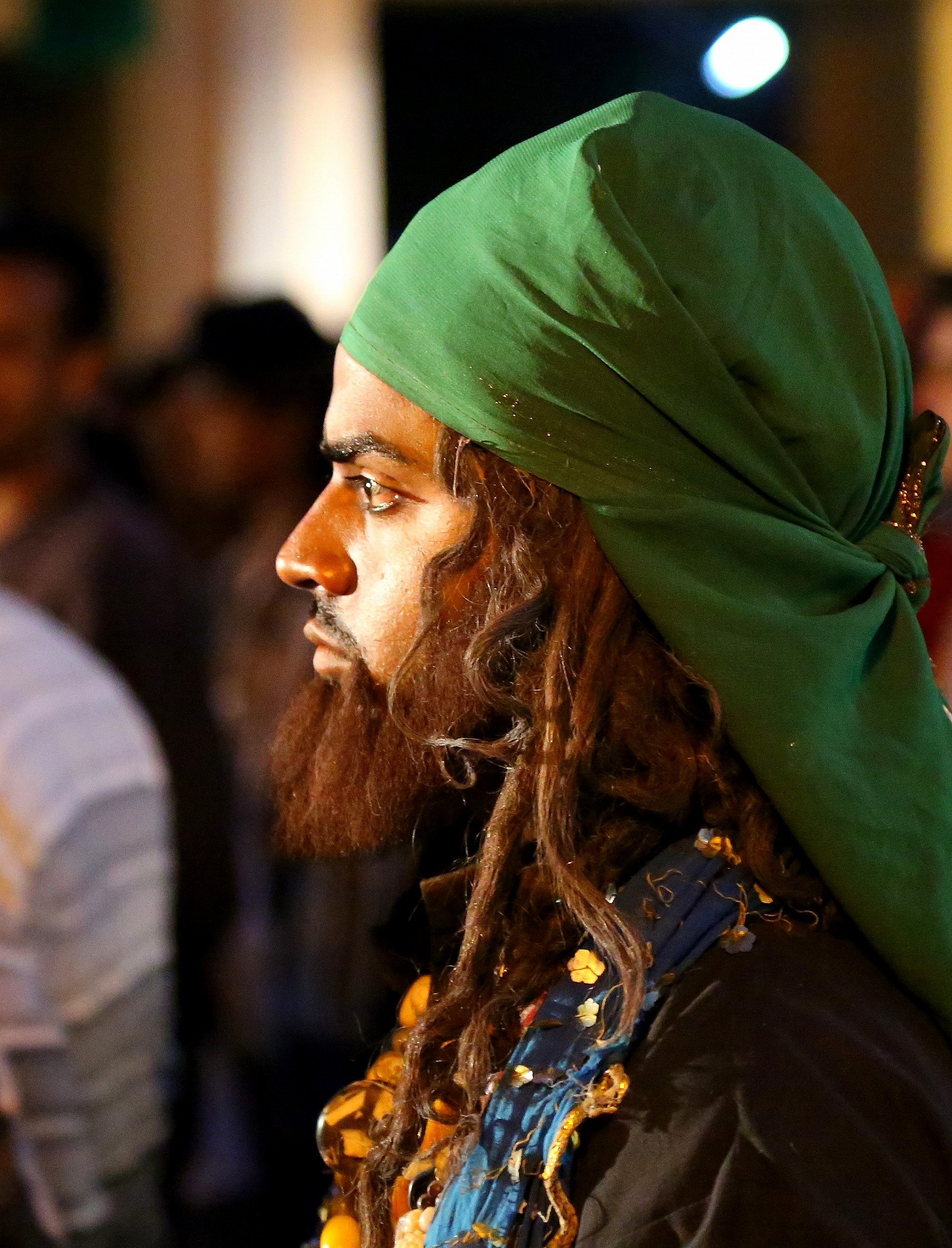 Un volto tra la gente nella notte